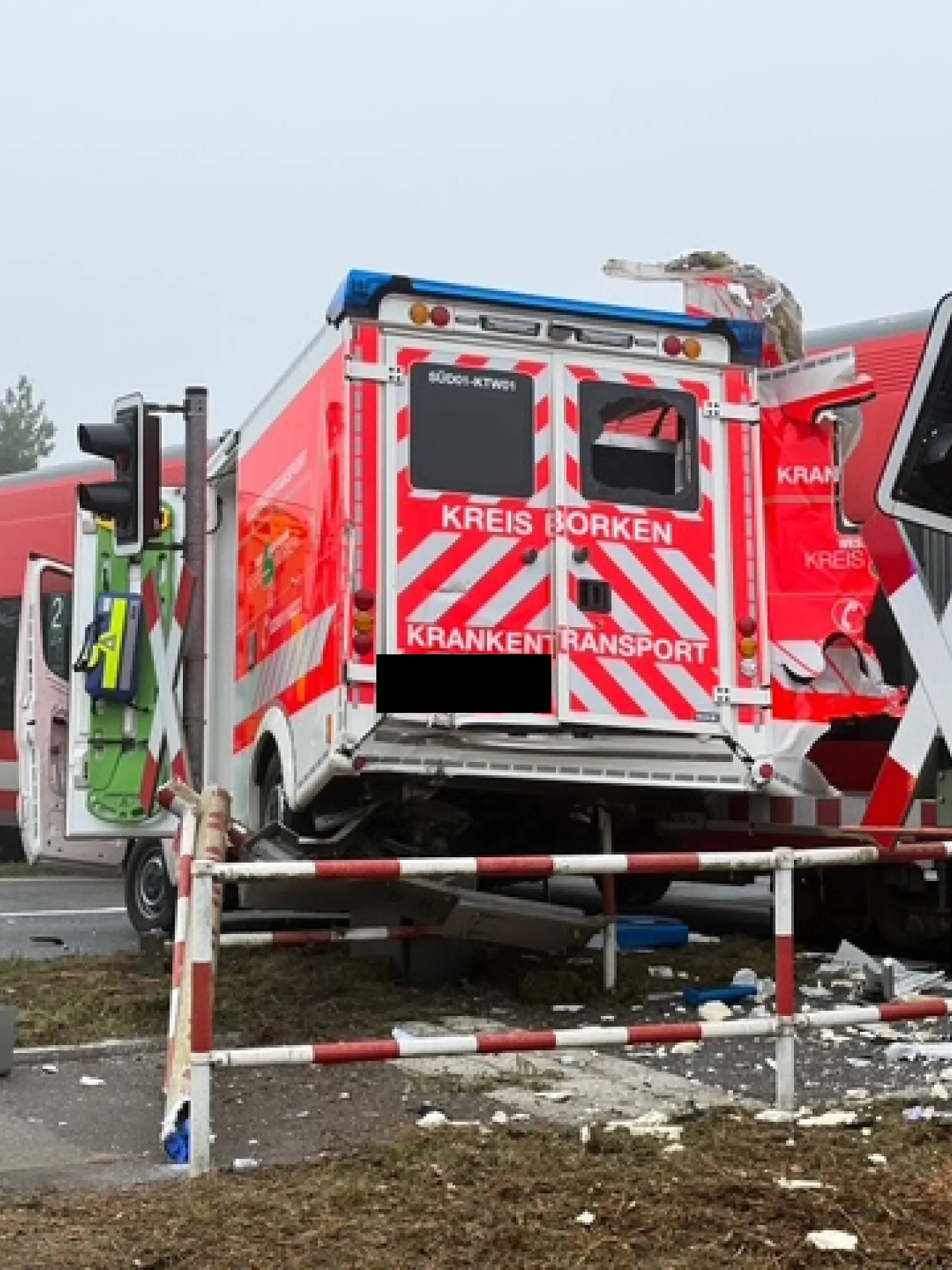 Der Zug raste in den Krankentransportwagen. Die Rote-Kreuz-Helferin soll einfach auf den Schienen stehen geblieben sein.