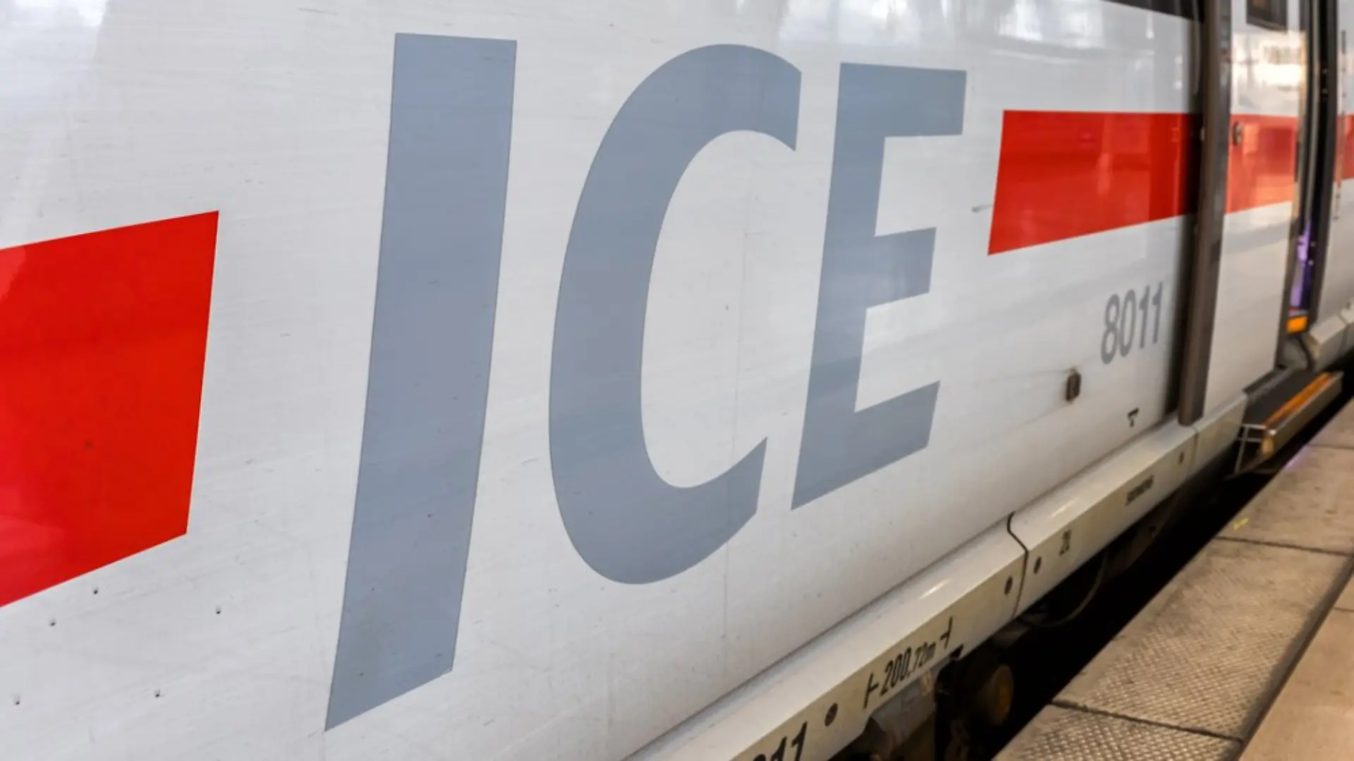 Ab Dezember sollen drei Mal täglich ICEs der Bahn in weniger als sechs Stunden zwischen Hamburg und München unterwegs sein.