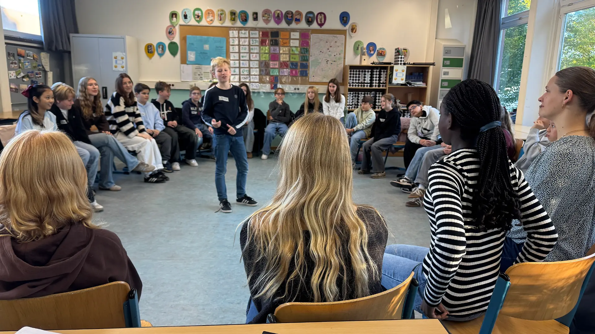 Die Sechstklässler vom Gymnasium Grootmoor aus Hamburg-Bramfeld nehmen am Workshop „Resiliente Schule” teil.