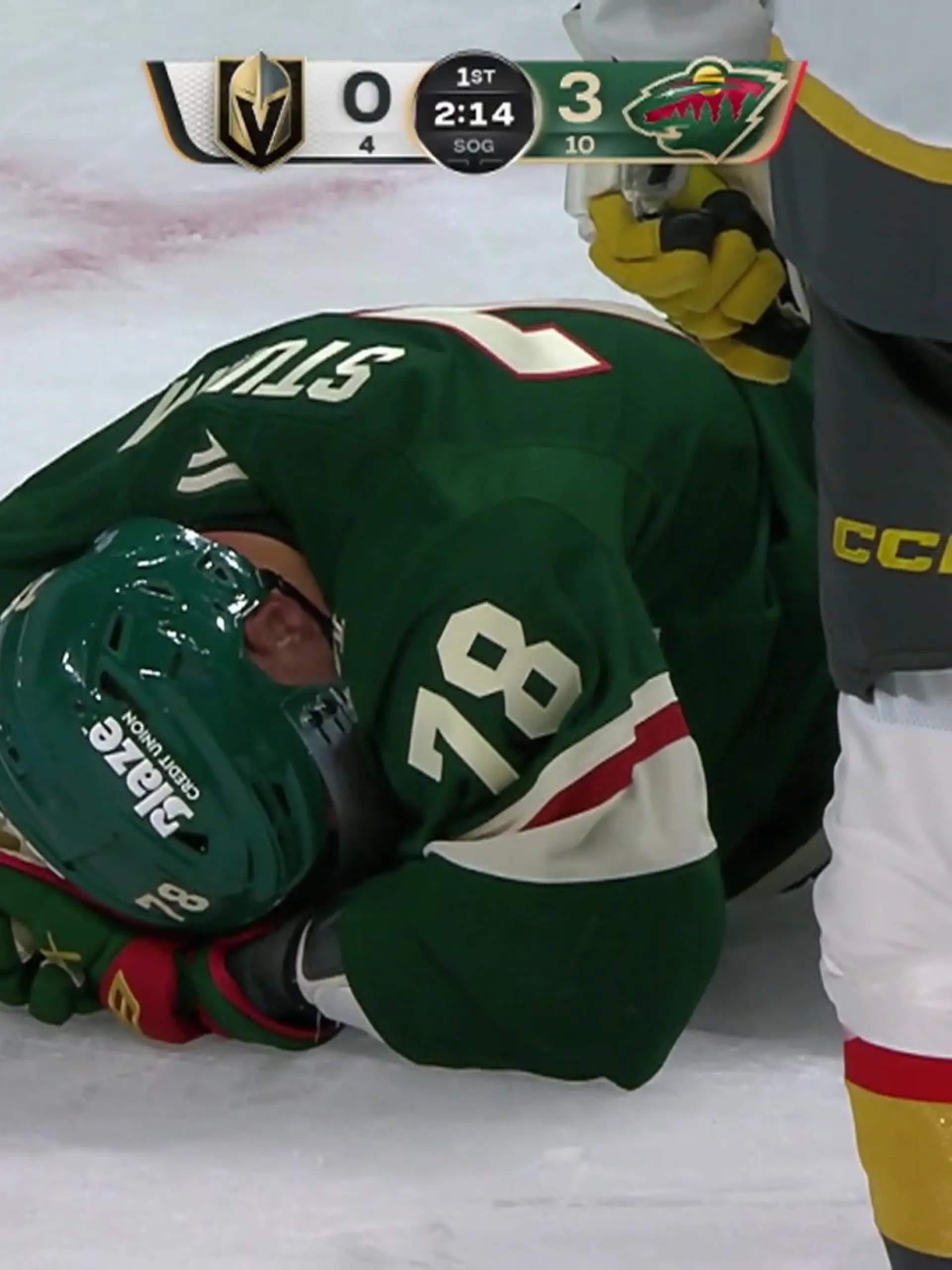 Bild zu: "Totenstille im Stadion: Deutscher NHL-Star schwer am Kopf verletzt"
