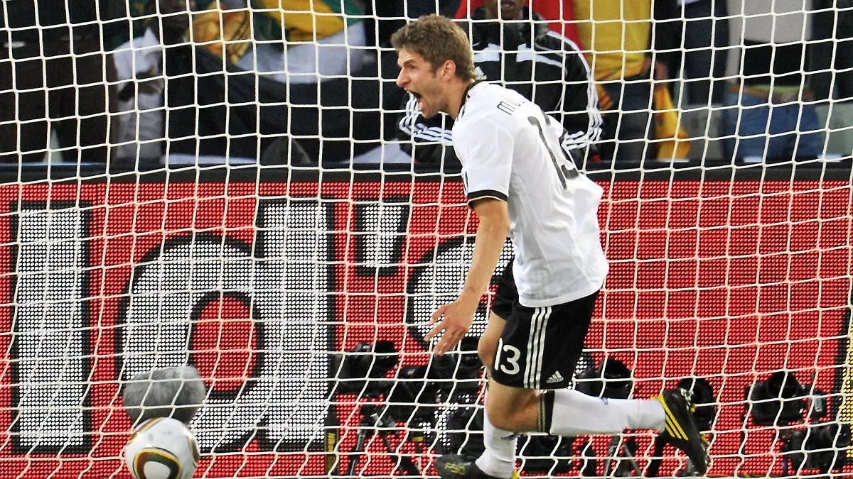 Thomas Mueller of Germany celebrates after scoring the 4-1 during the 2010 FIFA World Cup Round of Sixteen match between Germany and England at the Free State Stadium in Bloemfontein, South Africa 27 June 2010. The goal was not given. Photo: Bernd Weissbrod dpa - Please refer to http://dpaq.de/FIFA-WM2010-TC  +++(c) dpa - Bildfunk+++