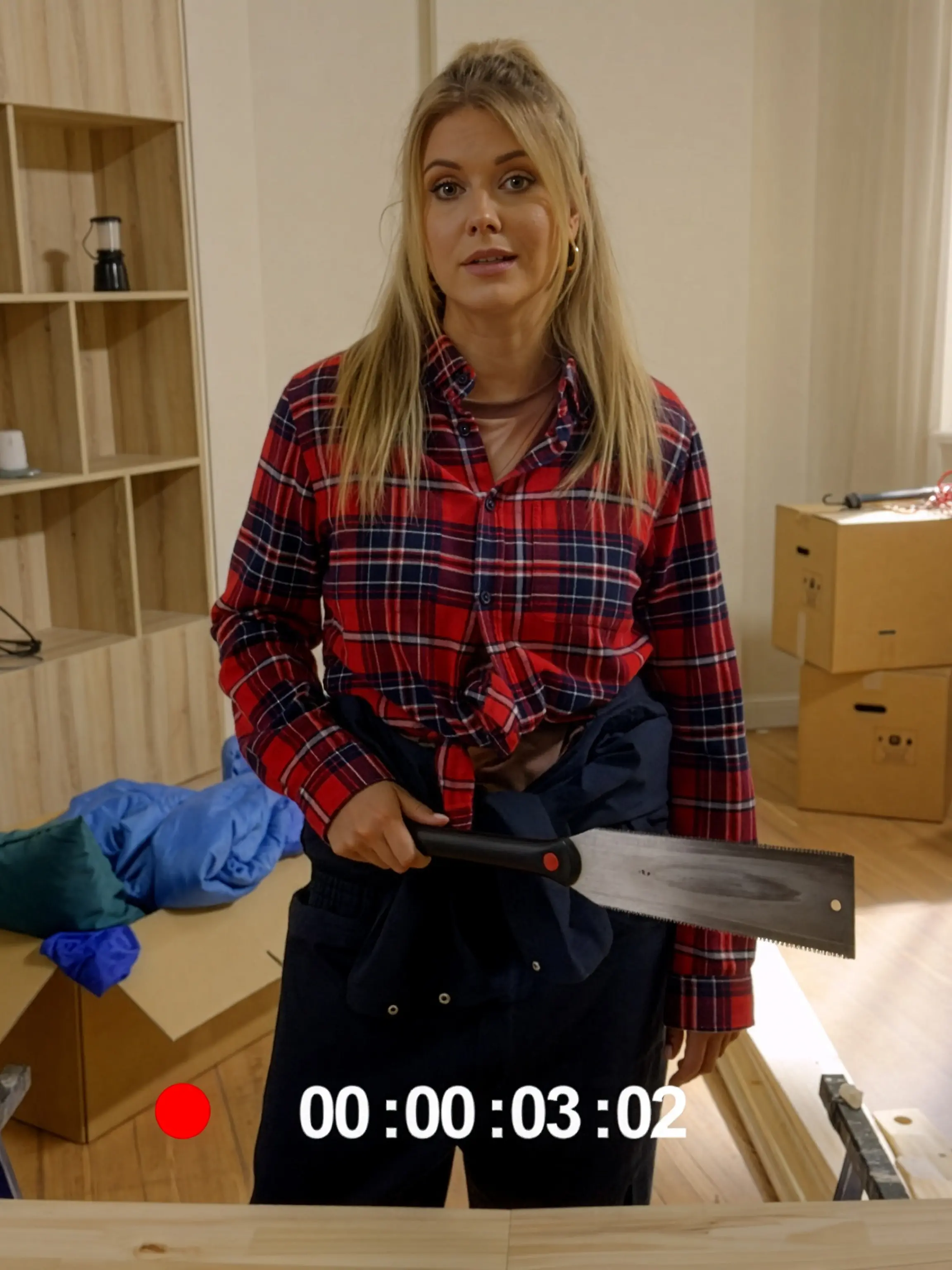 Alicia (Josefin Bressel) zeigt Kante.