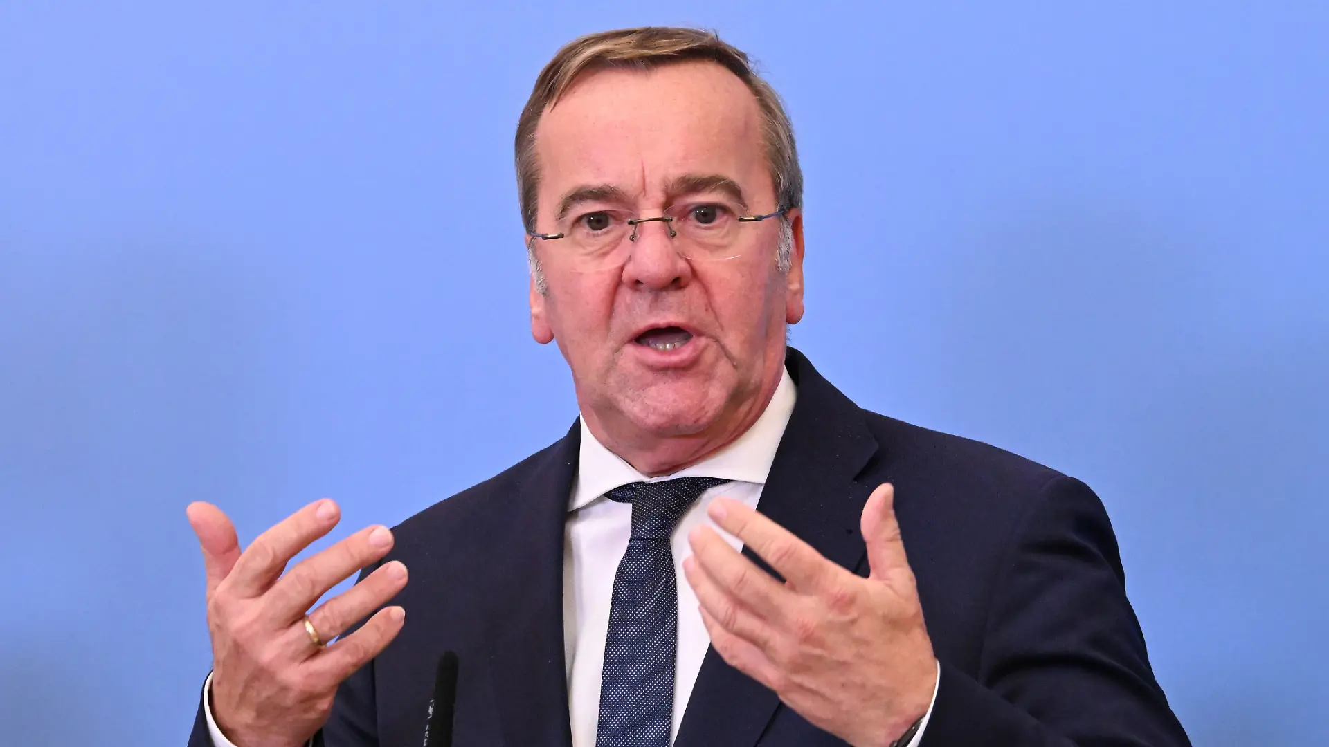 Bundesverteidigungsminister Boris Pistorius (SPD) spricht während eines gemeinsamen Statements. Vorangegangen war ein Gespräch mit Vertretern der Bundeswehr und der Industrie zum Rüstungsprojekt Digitalisierung Landbasierte Operationen. (zu dpa: «Pistorius will nicht als SPD-Chef antreten») +++ dpa-Bildfunk +++