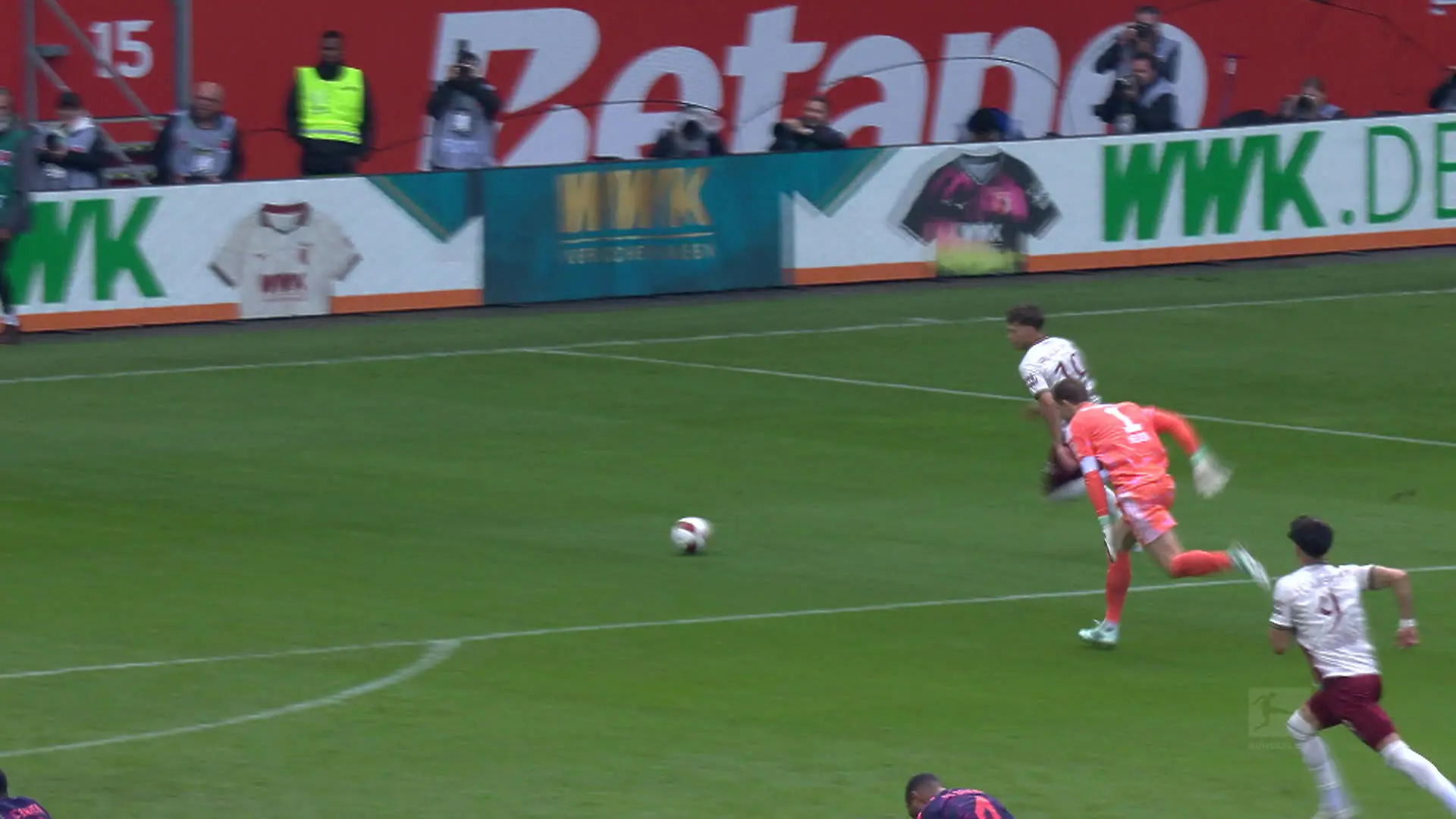 Bild von HIER patzt sich Manuel Neuer in die Bundesliga-Geschichtsbücher