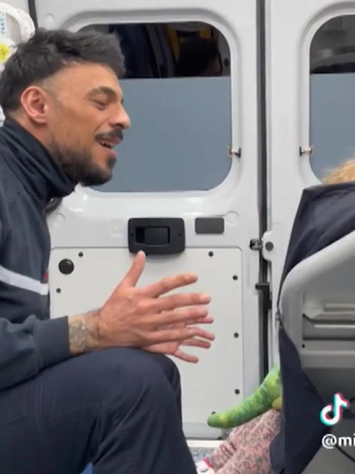 Mike Ayden aus Straßburg ist nicht nur Rettungssanitäter, er singt auch sehr gerne. Seinen Beruf und seine Leidenschaft hat er nun vereint und so singt er regelmäßig im Krankenwagen. Wie das klingt erfahren Sie im Video.