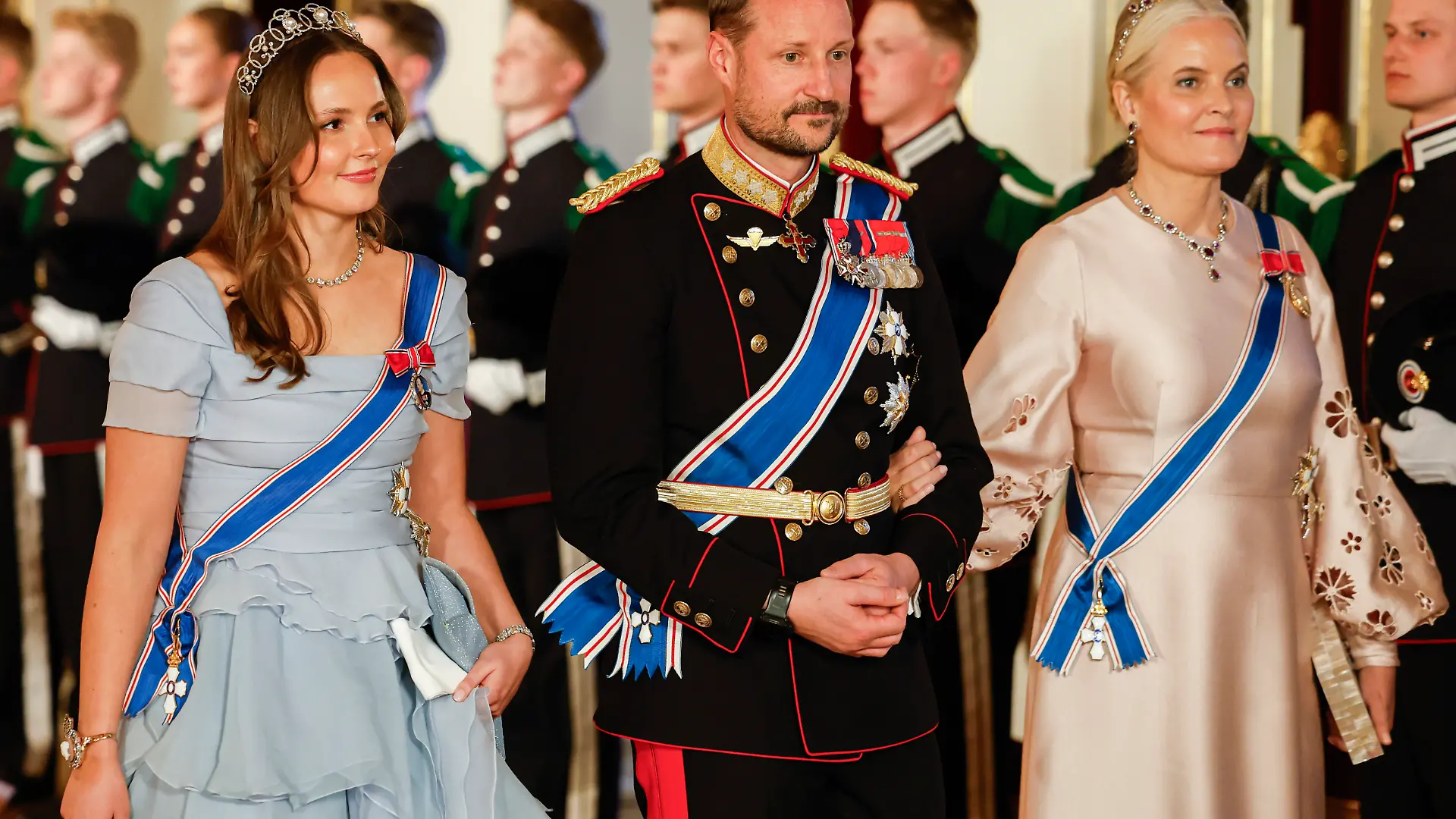 Seit dem Tod seines Vaters im August 2026 ist Haakon der neue König. An seiner Seite Königin Mette-Marit und Kronprinzessin Ingrid Alexandra.