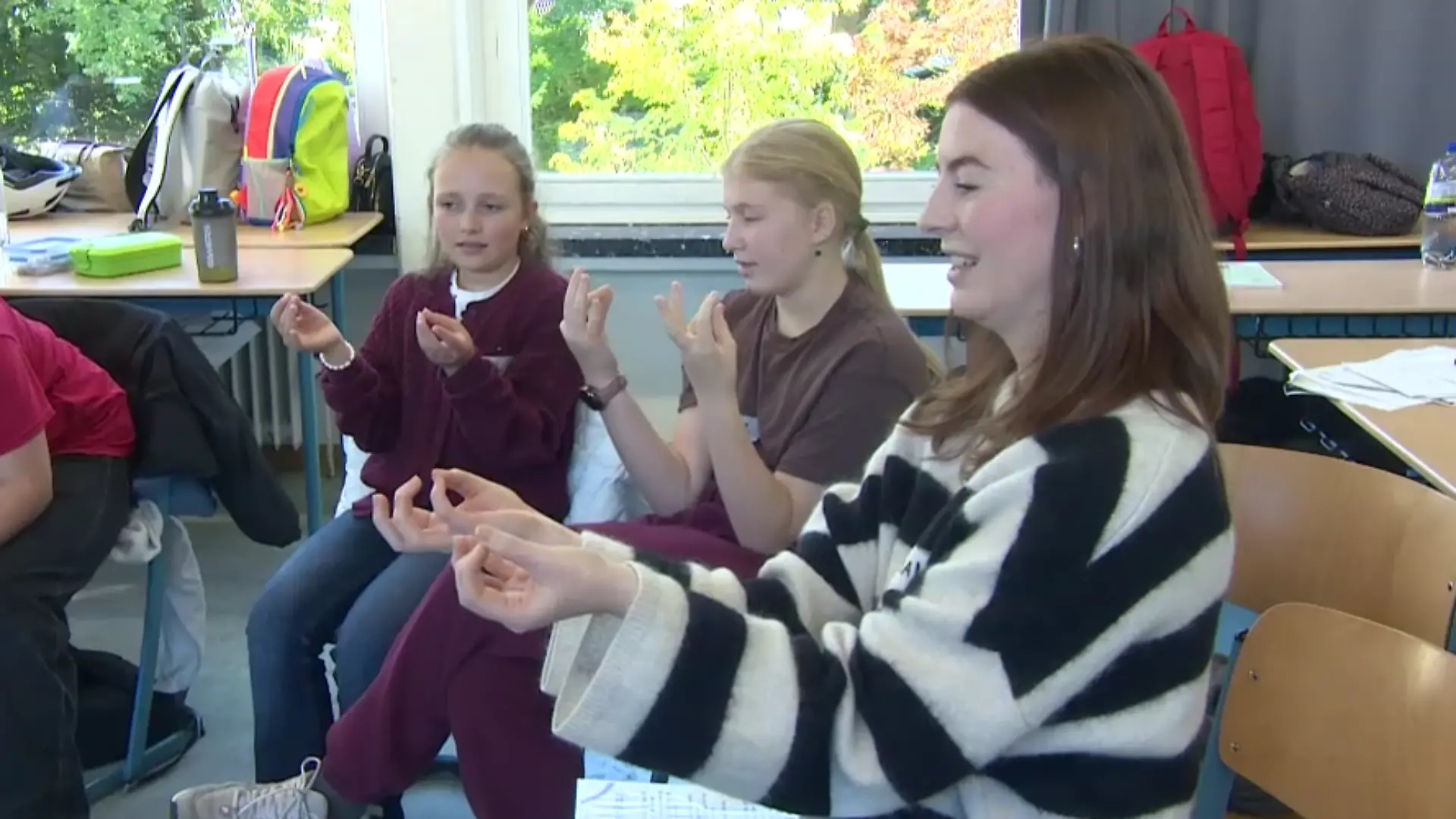 Mithilfe verschiedener Übungen lernen die Schüler den richtigen Umgang mit Stress.