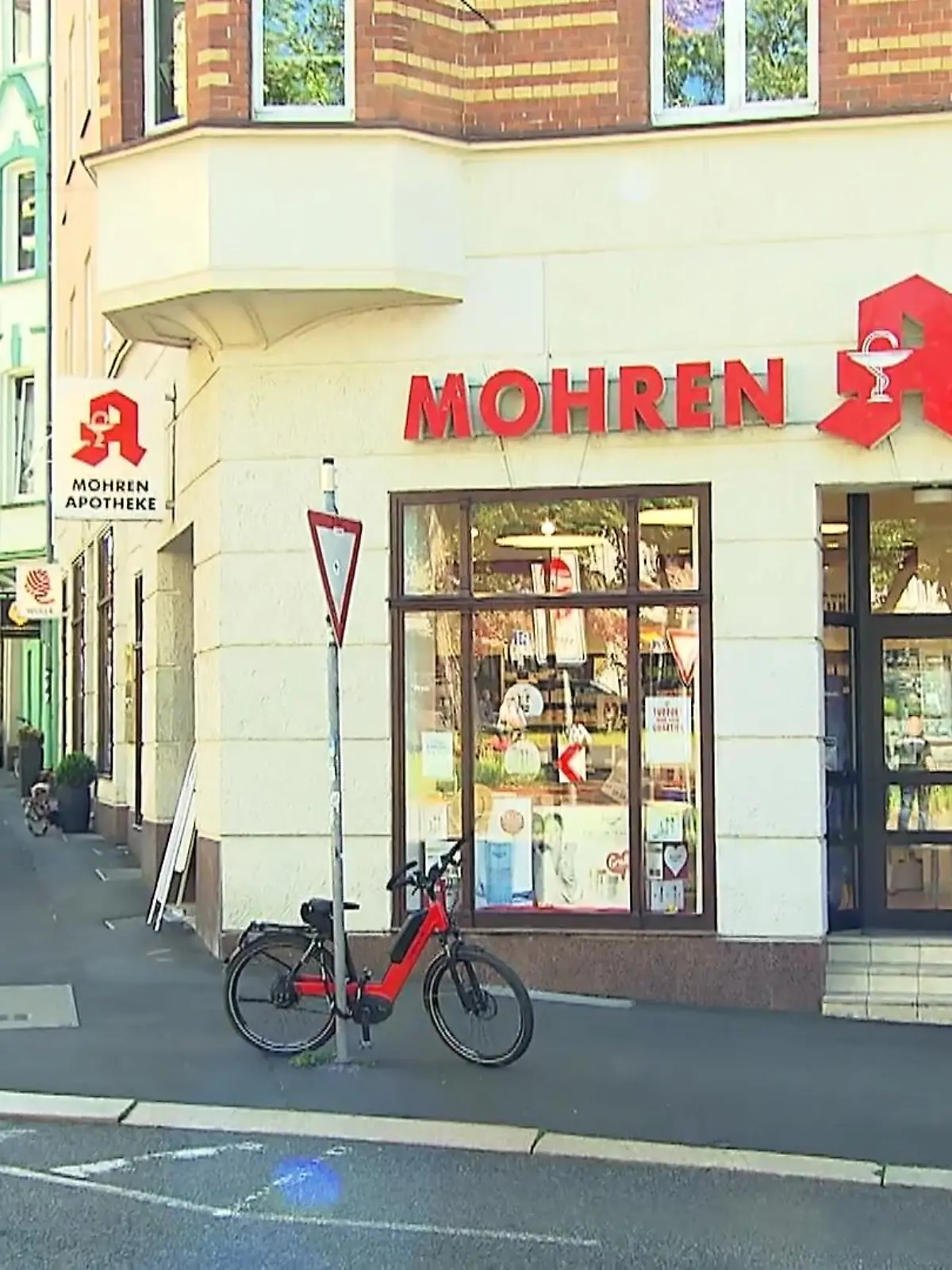 Es ist eine Diskussion, die immer wieder in Deutschland aufkommt. Etwa 90 Apotheken in Deutschland tragen den Namen Mohrenapotheke. Über dieses Wort „Mohr“ wird seit Jahren gestritten, denn für viele ist es für eine rassistische Fremdbezeichnung, die seit dem Mittelalter in Gebrauch ist. Das Ehepaar Ruth und Thomas Hunstock setzt sich für eine Umbenennung der Kasseler Mohrenapotheke ein und stößt dabei auf Zu- aber auch auf Widerspruch.