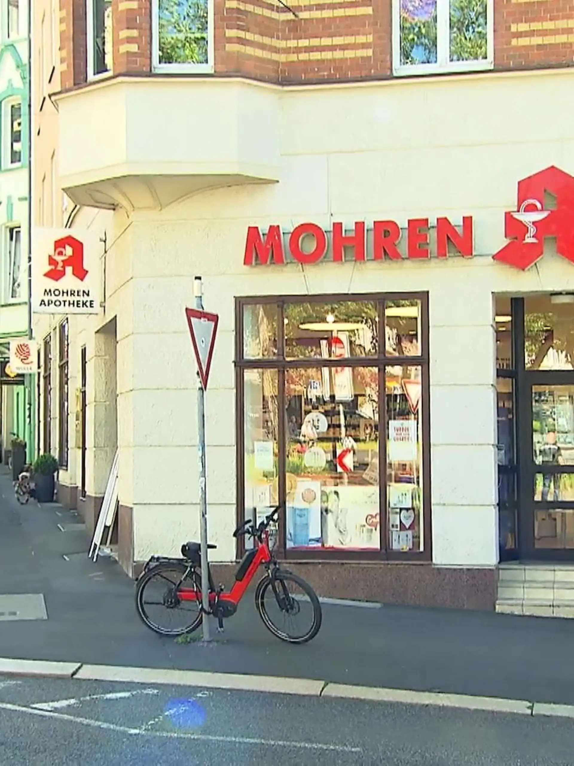 Es ist eine Diskussion, die immer wieder in Deutschland aufkommt. Etwa 90 Apotheken in Deutschland tragen den Namen Mohrenapotheke. Über dieses Wort „Mohr“ wird seit Jahren gestritten, denn für viele ist es für eine rassistische Fremdbezeichnung, die seit dem Mittelalter in Gebrauch ist. Das Ehepaar Ruth und Thomas Hunstock setzt sich für eine Umbenennung der Kasseler Mohrenapotheke ein und stößt dabei auf Zu- aber auch auf Widerspruch.