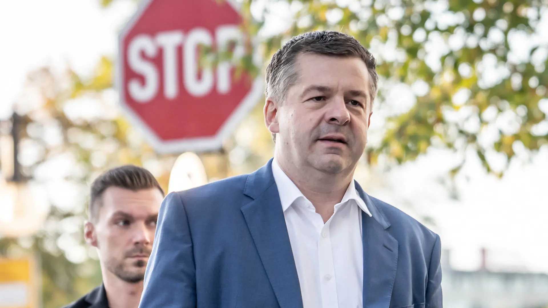 Sven Schulze (CDU, r), Ministerpräsident von Sachsen-Anhalt, kommt zur Sondersitzung des Parteipräsidiums in einer zweitägigen Klausurtagung.