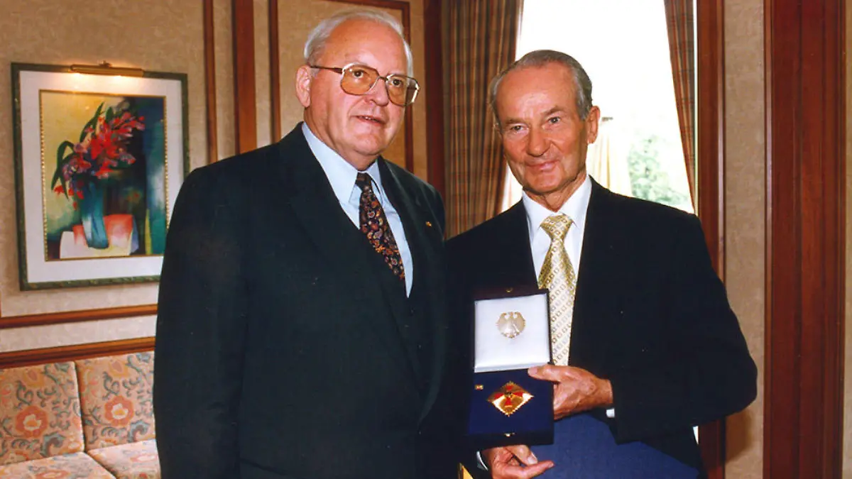 Bundespräsident Roman Herzog (l) überreicht am 10.9.1998 in Gütersloh im Rahmen einer kleinen Feierstunde das große Bundesverdienstkreuz mit Stern an den Vorstandsvorsitzenden der Bertelsmann Stiftung, Reinhard Mohn.