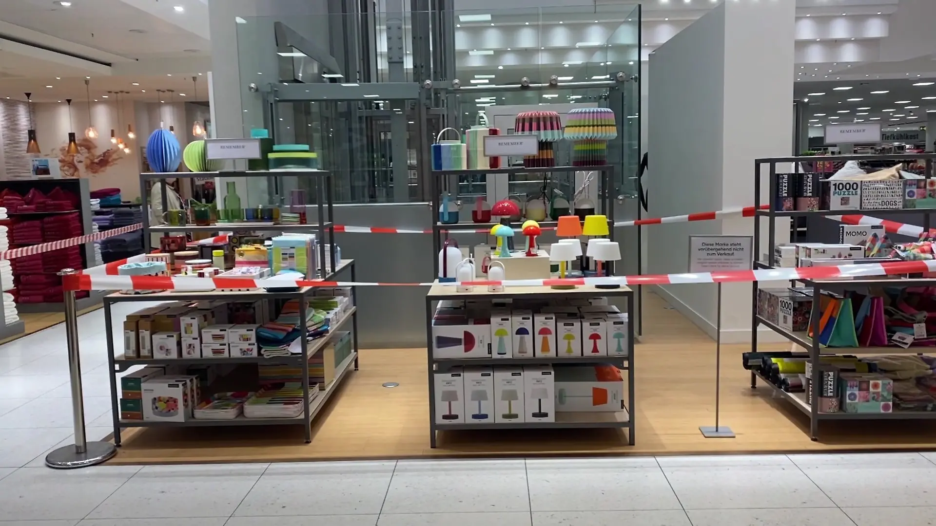 Hier gibt es gerade nichts zu kaufen: In einer Kaufhof-Filiale in Leipzig sind Waren hinter Absperrband