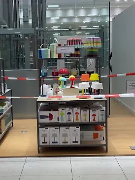 Hier gibt es gerade nichts zu kaufen: In einer Kaufhof-Filiale in Leipzig sind Waren hinter Absperrband