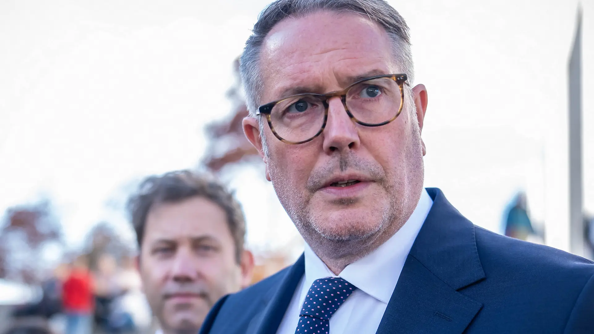 Alexander Schweitzer (SPD), designierter Bundesminister für Arbeit und Soziales steht neben Lars Klingbeil (SPD), Bundesminister der Finanzen, bei einem Pressestatement vor dem Bundestag.