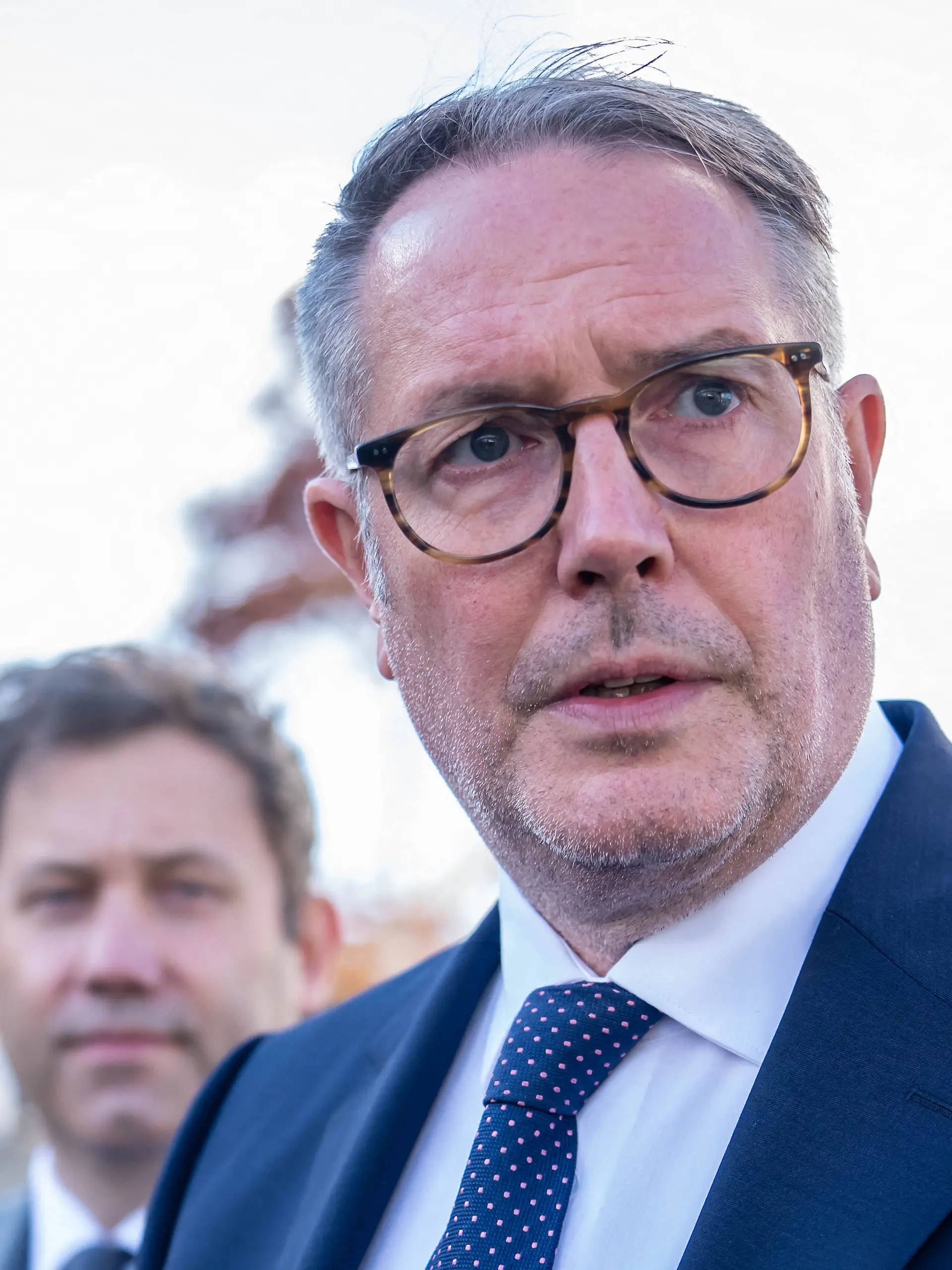Alexander Schweitzer (SPD), designierter Bundesminister für Arbeit und Soziales steht neben Lars Klingbeil (SPD), Bundesminister der Finanzen, bei einem Pressestatement vor dem Bundestag.