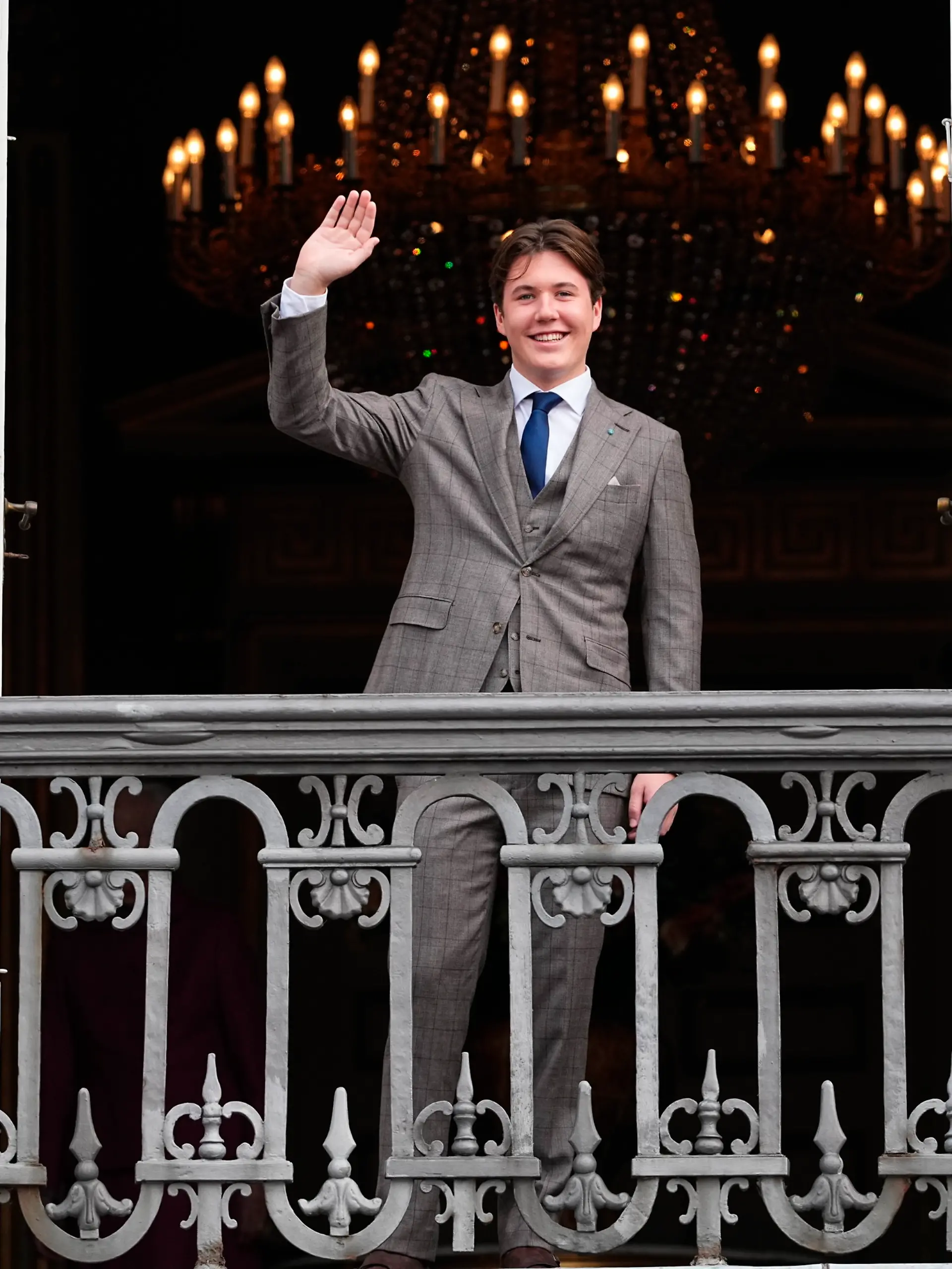 15.10.2023, Dänemark, Schloss Amalienborg: Prinz Christian von Dänemark winkt an seinem 18. Geburtstag von einem Balkon von Schloss Amalienborg. Der Sohn von Kronprinz Frederik und Kronprinzessin Mary wird 18 Jahre alt. Foto: Mads Claus Rasmussen/Ritzau Scanpix/AP/dpa +++ dpa-Bildfunk +++