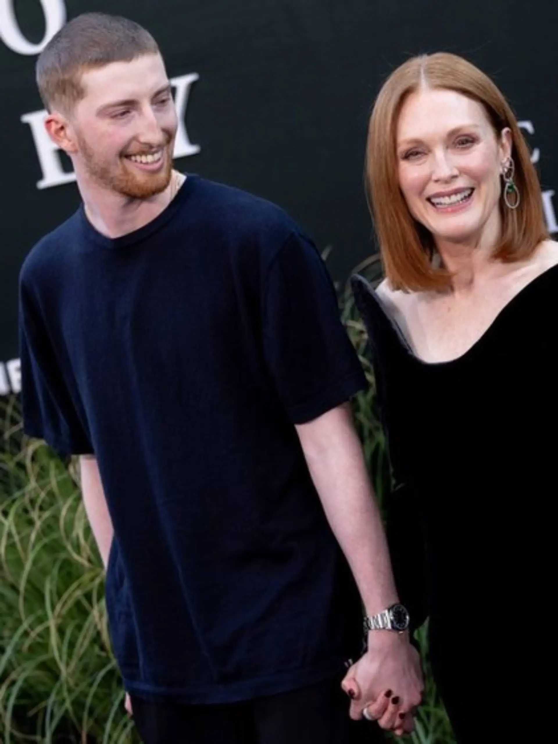 Julianne Moore mit ihrem Sohn Caleb Freundlich auf dem roten Teppich.