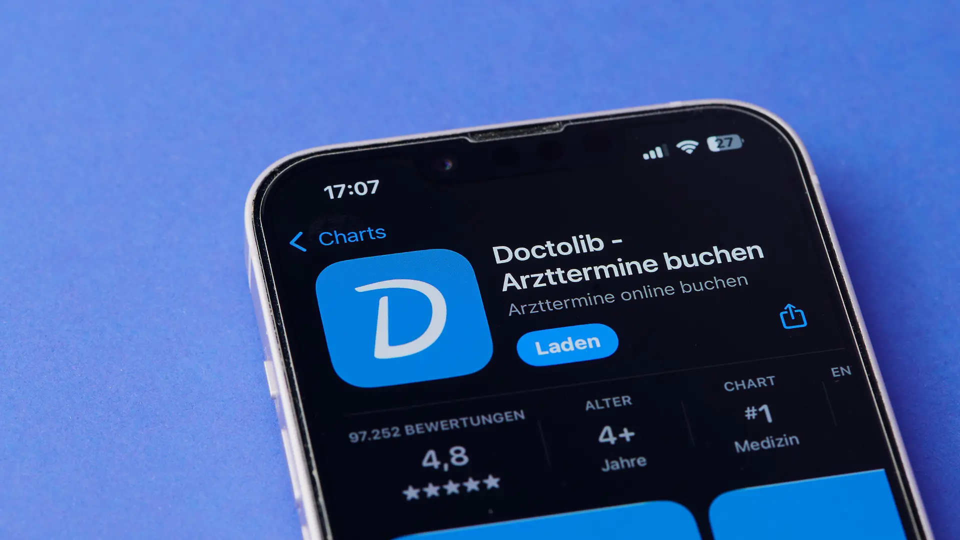 Mainz, Deutschland - 24. Oktober 2024: Symbol der Doctolib-App auf einem Smartphone-Bildschirm auf blauem Hintergrund