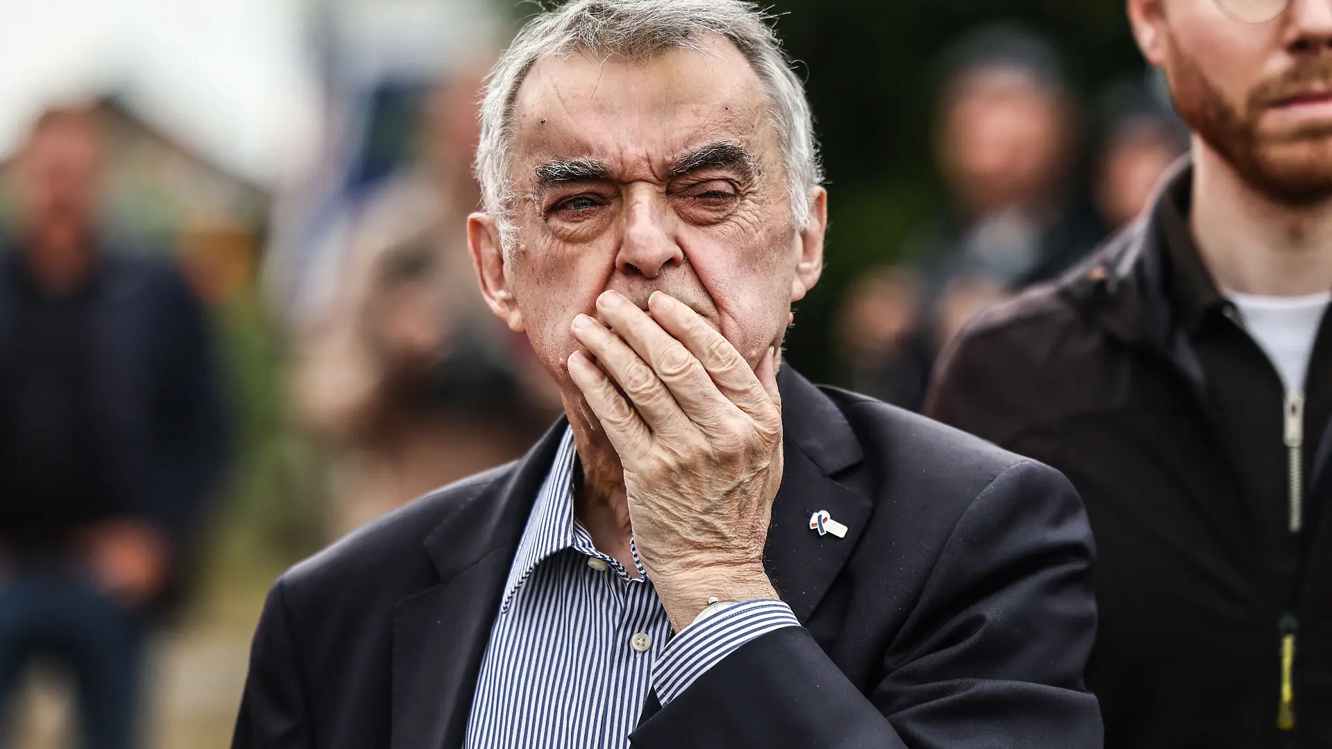 Herbert Reul, Innenminister (CDU), blickt an der deutsch belgischen Grenze ins Brandgebiet. Die Feuerwehren bekämpfen weiter den Brand im Hohen Venn.