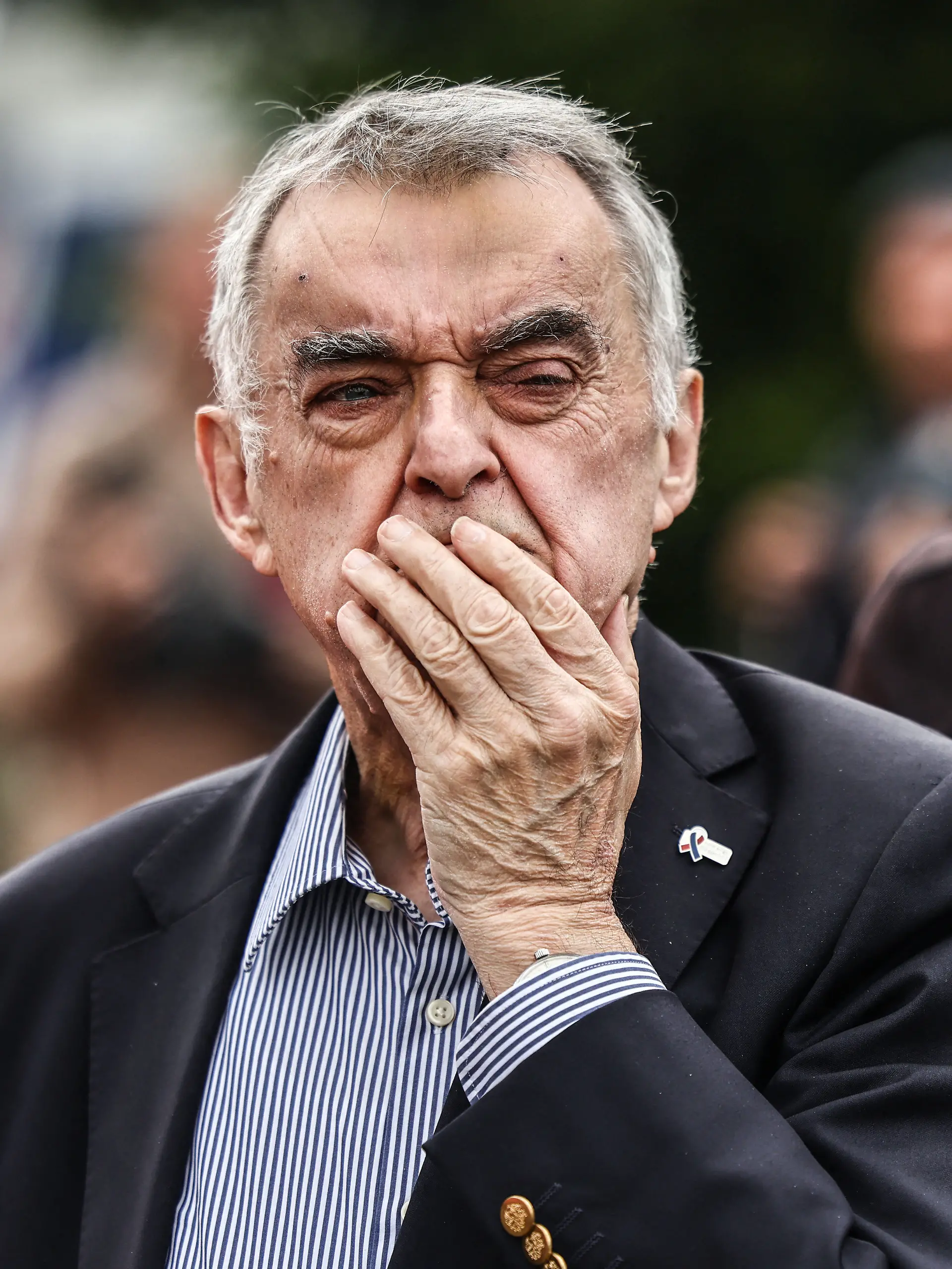 Herbert Reul, Innenminister (CDU), blickt an der deutsch belgischen Grenze ins Brandgebiet. Die Feuerwehren bekämpfen weiter den Brand im Hohen Venn.