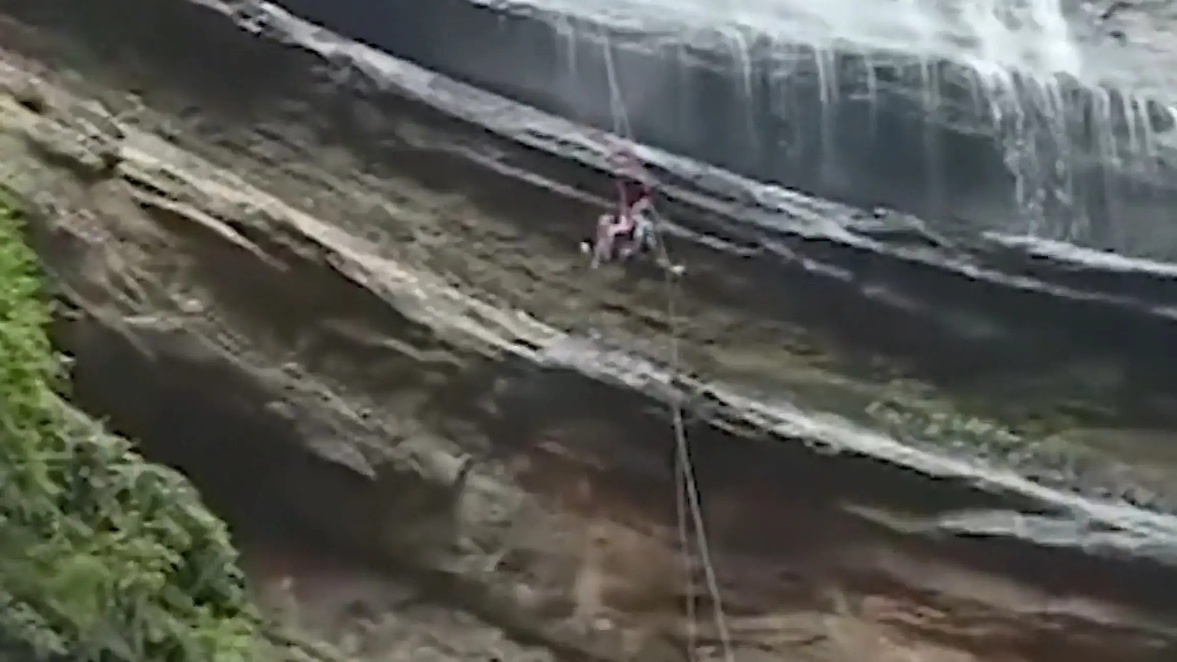 Horror-Sturz! Touristen seilen sich an Wasserfall ab – trotz Verbot Mehrere Meter abgestürzt