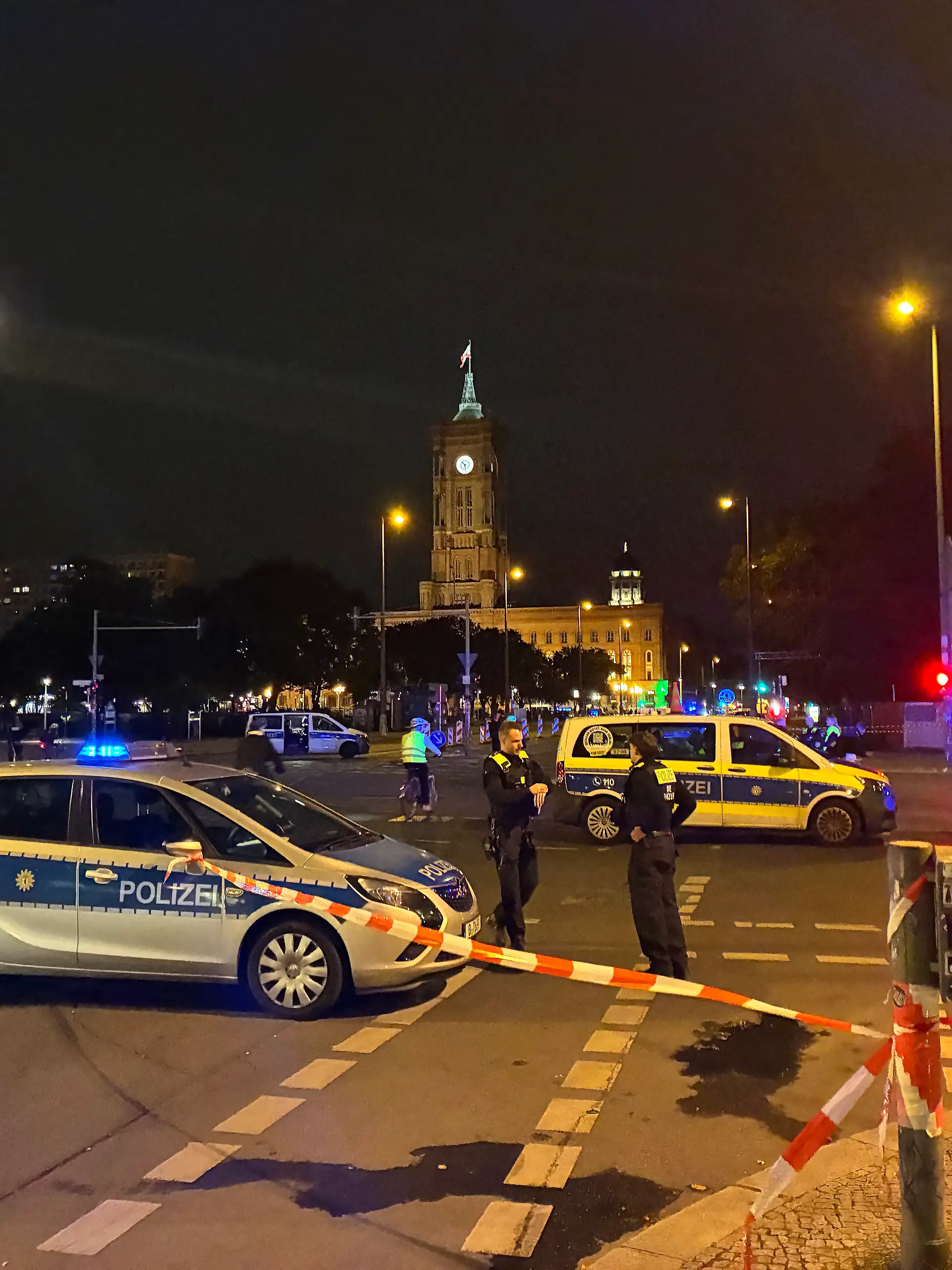 Die Polizei hat eine Kreuzung in der Nähe des Roten Rathauses abgesperrt, nachdem bei einer Fahrzeugkontrolle ein Autofahrer von einem Polizisten angeschossen wurde.