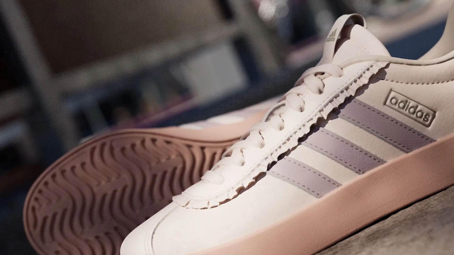 Eine Nahaufnahme von dem Adidas-Sneaker VL Court 3.0 Schuh.