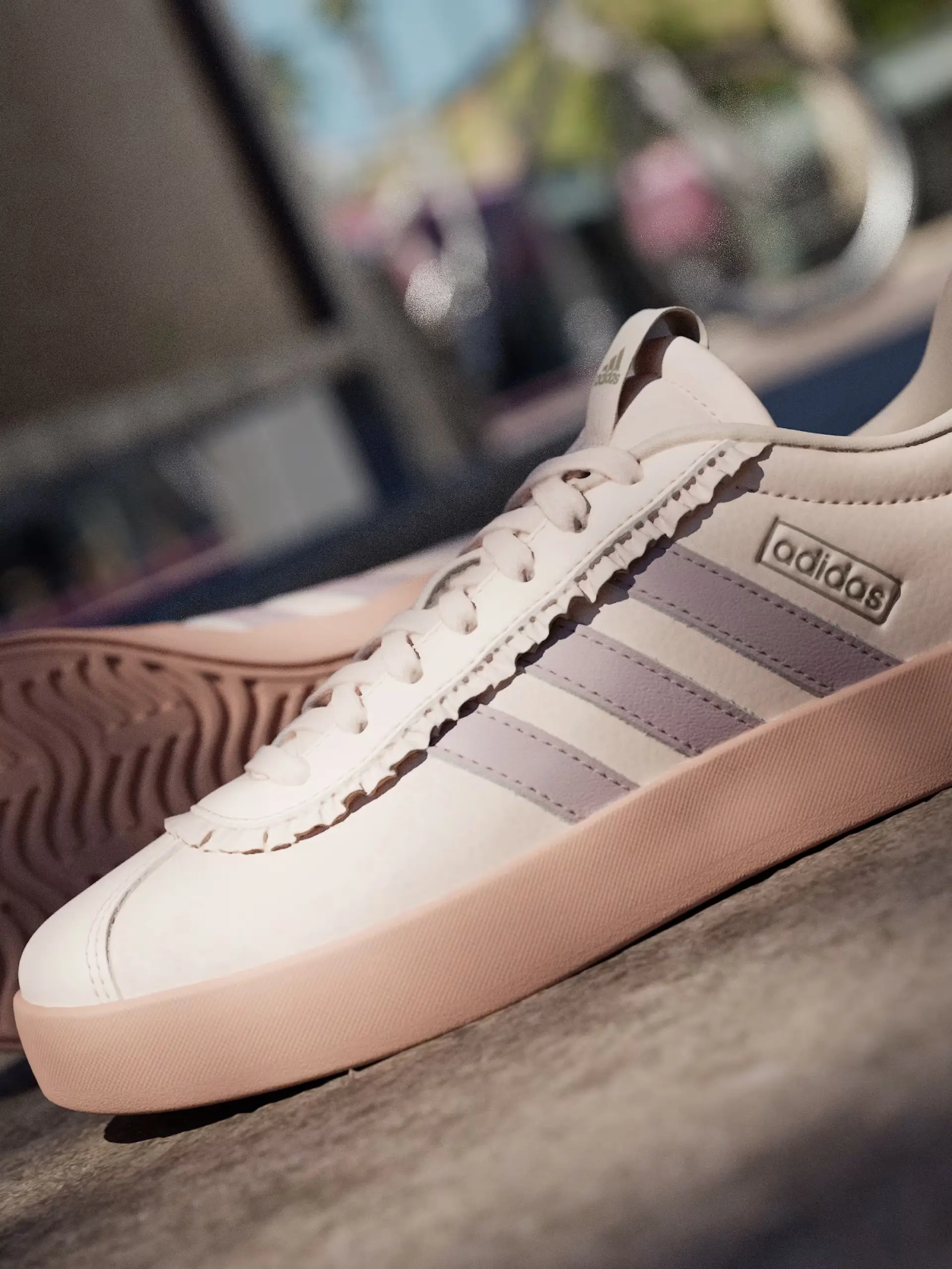 Eine Nahaufnahme von dem Adidas-Sneaker VL Court 3.0 Schuh. 