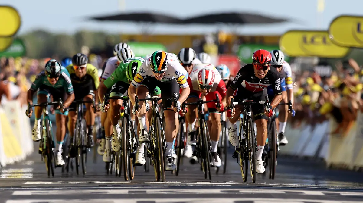 Cycling - Tour de France - Stage 10 - Ile d'Oleron to Ile de Re - France - September 8, 2020. BORA-Hansgrohe rider Peter Sagan of Slovakia, wearing the green jersey, Deceuninck-Quick Step rider Sam Bennett of Ireland and Lotto Soudal rider Caleb Ewan of Australia sprint toward the line. Pool via REUTERS/Kenzo Tribouillard