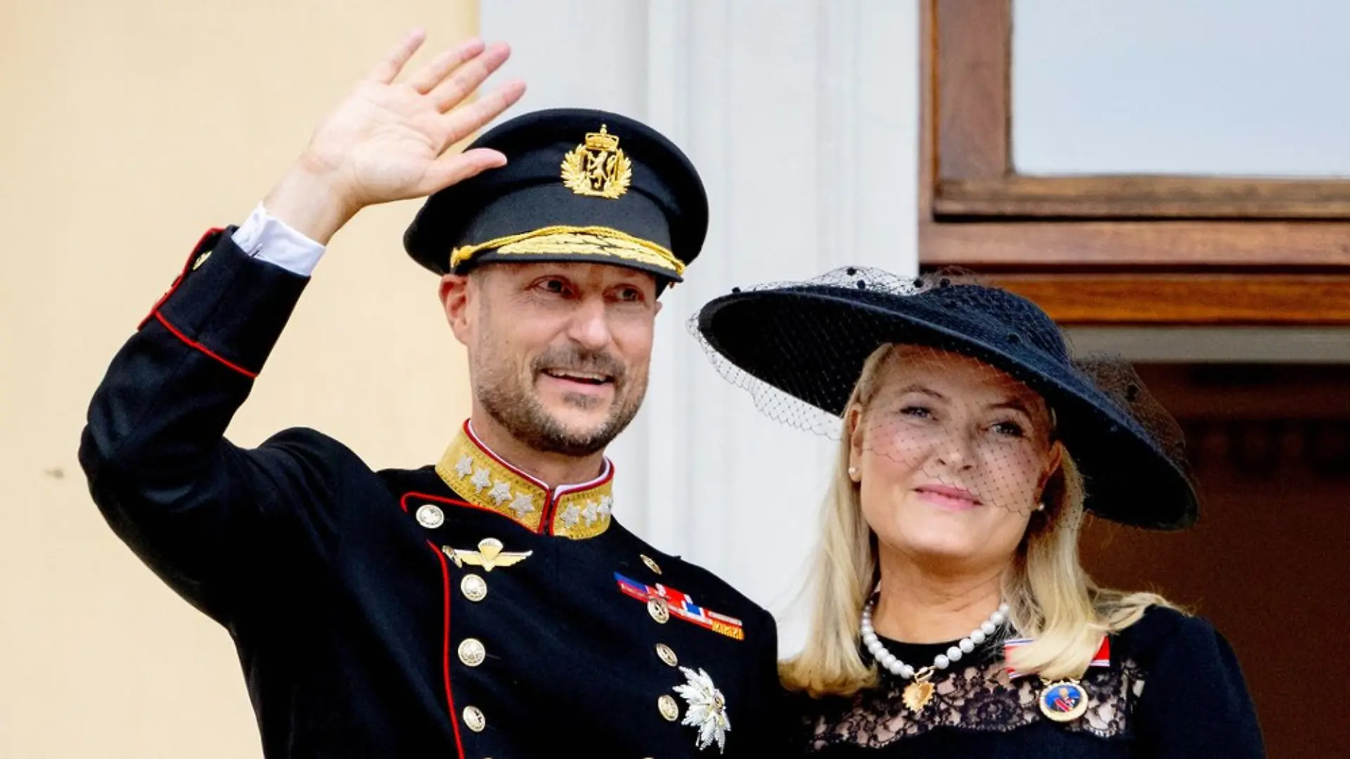König Haakon VIII. und Mette-Marit nach der Trauerfeier für König Harald.