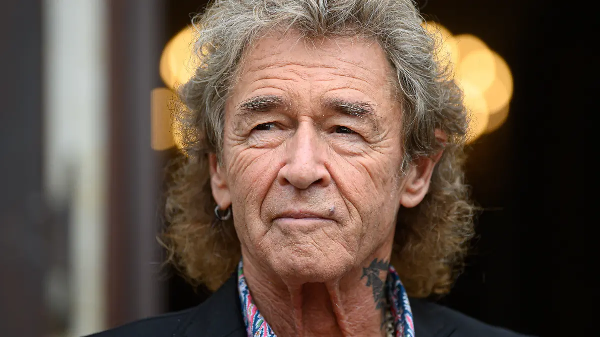 ARCHIV - 06.09.2020, Sachsen, Dresden: Rocksänger Peter Maffay steht nach der Verleihung des 24. Erich-Kästner-Preises des Presseclubs Dresden im Garten im Schloss Albrechtsberg. Der Deutschrock-Sänger hält nichts von den wegen der Corona-Pandemie vorgeschriebenen Obergrenzen von Teilnehmerzahlen für Kulturereignisse. Foto: Robert Michael/dpa-Zentralbild/dpa +++ dpa-Bildfunk +++