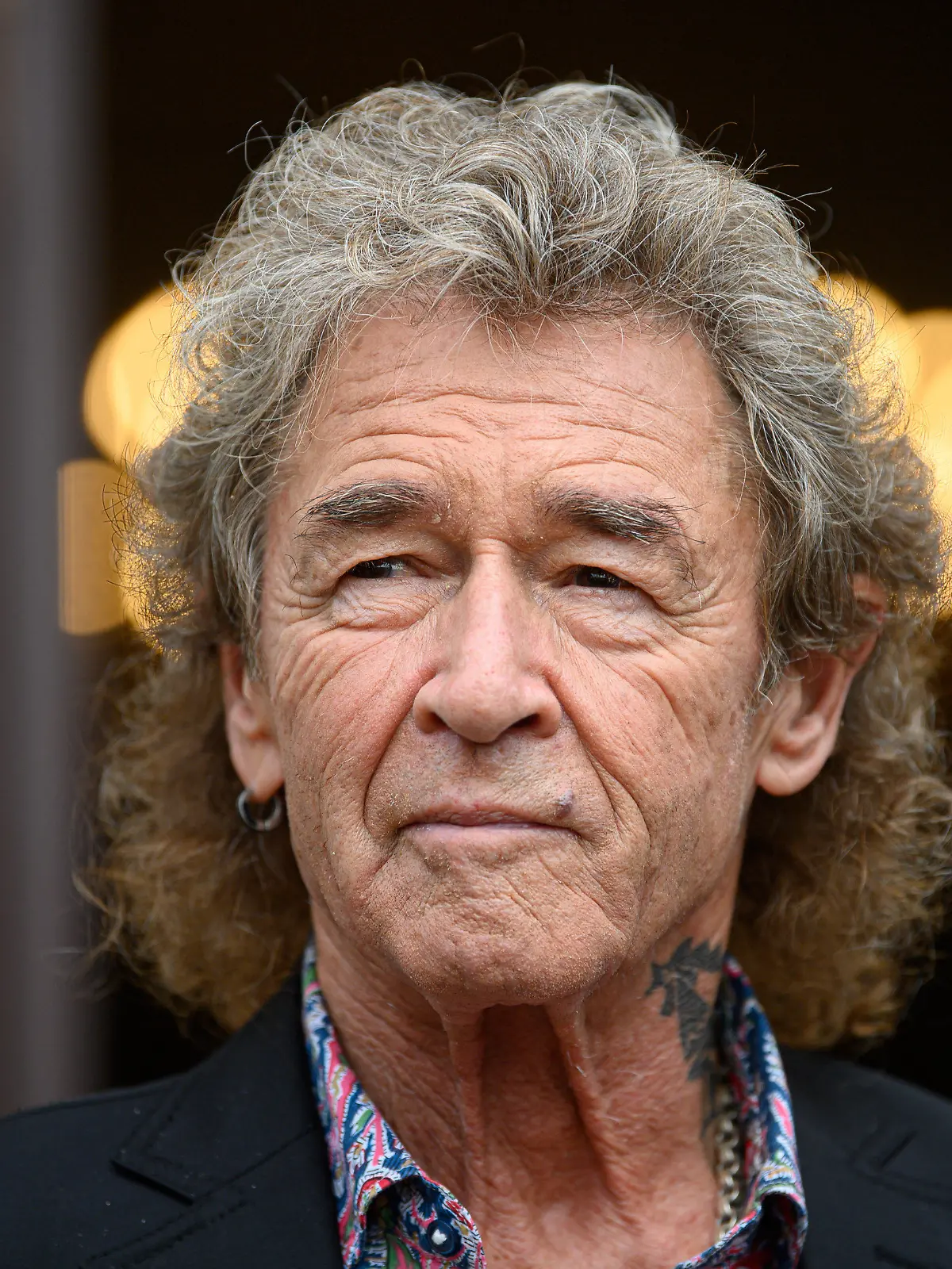 ARCHIV - 06.09.2020, Sachsen, Dresden: Rocksänger Peter Maffay steht nach der Verleihung des 24. Erich-Kästner-Preises des Presseclubs Dresden im Garten im Schloss Albrechtsberg. Der Deutschrock-Sänger hält nichts von den wegen der Corona-Pandemie vorgeschriebenen Obergrenzen von Teilnehmerzahlen für Kulturereignisse. Foto: Robert Michael/dpa-Zentralbild/dpa +++ dpa-Bildfunk +++