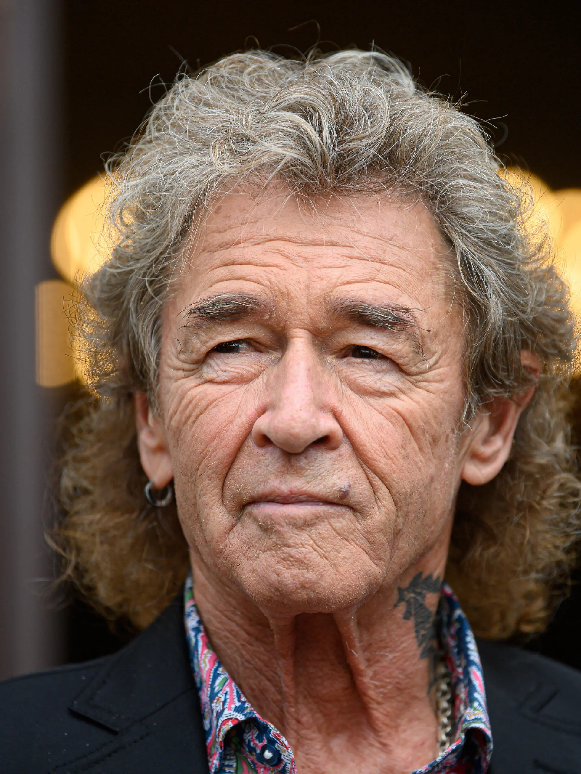 ARCHIV - 06.09.2020, Sachsen, Dresden: Rocksänger Peter Maffay steht nach der Verleihung des 24. Erich-Kästner-Preises des Presseclubs Dresden im Garten im Schloss Albrechtsberg. Der Deutschrock-Sänger hält nichts von den wegen der Corona-Pandemie vorgeschriebenen Obergrenzen von Teilnehmerzahlen für Kulturereignisse. Foto: Robert Michael/dpa-Zentralbild/dpa +++ dpa-Bildfunk +++