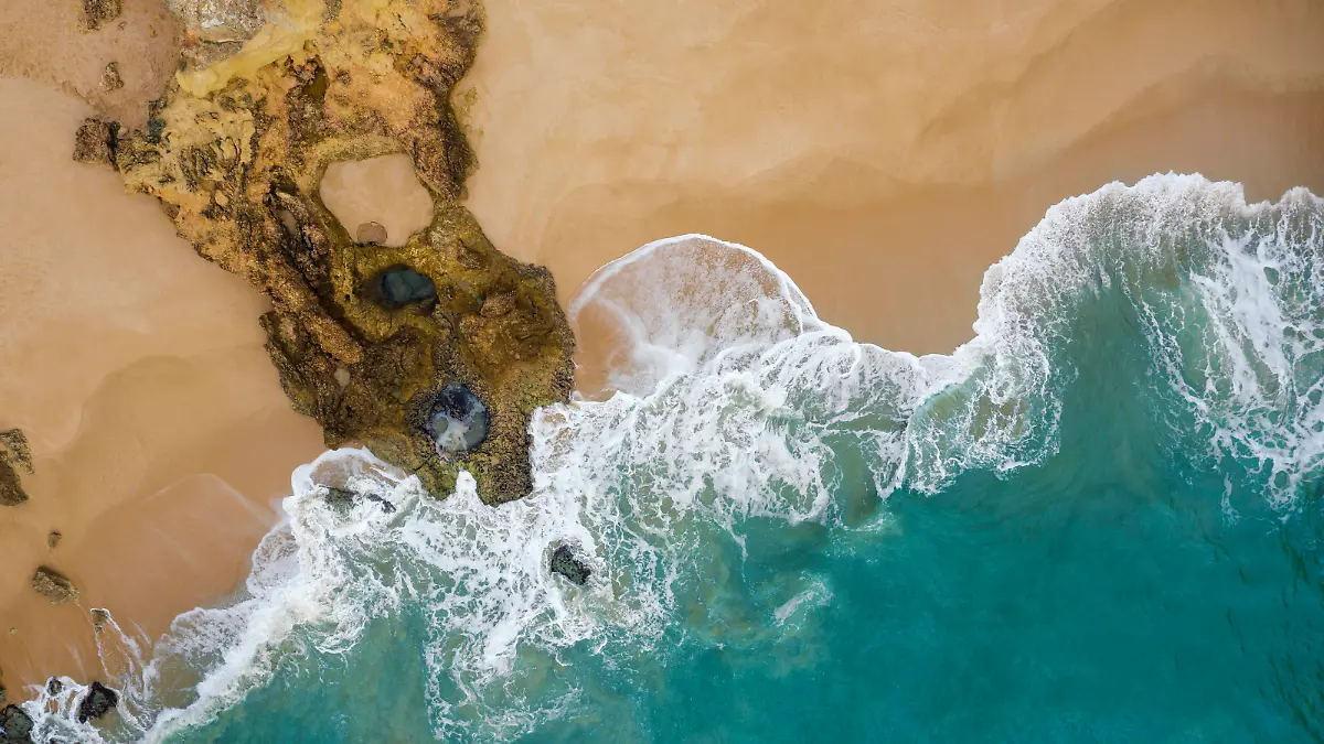  Portugal, Algarve, Lagoa, Drone view of sandy beach at Praia de Albandeira RUEF03076
