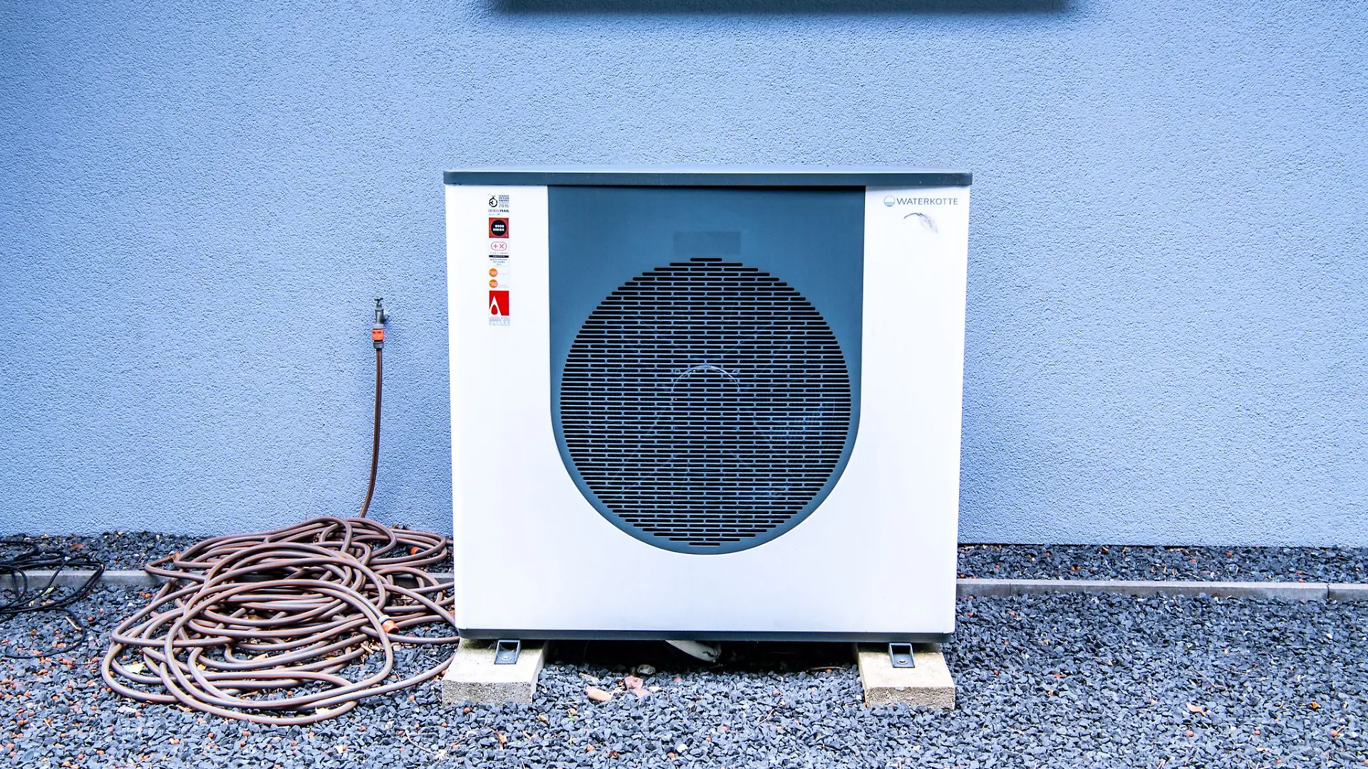 Vor Beginn der Heizperiode sollte die Wärmepumpe gereinigt werden, da verschmutzte Lüftungsgitter ihre Funktion beeinträchtigen können.