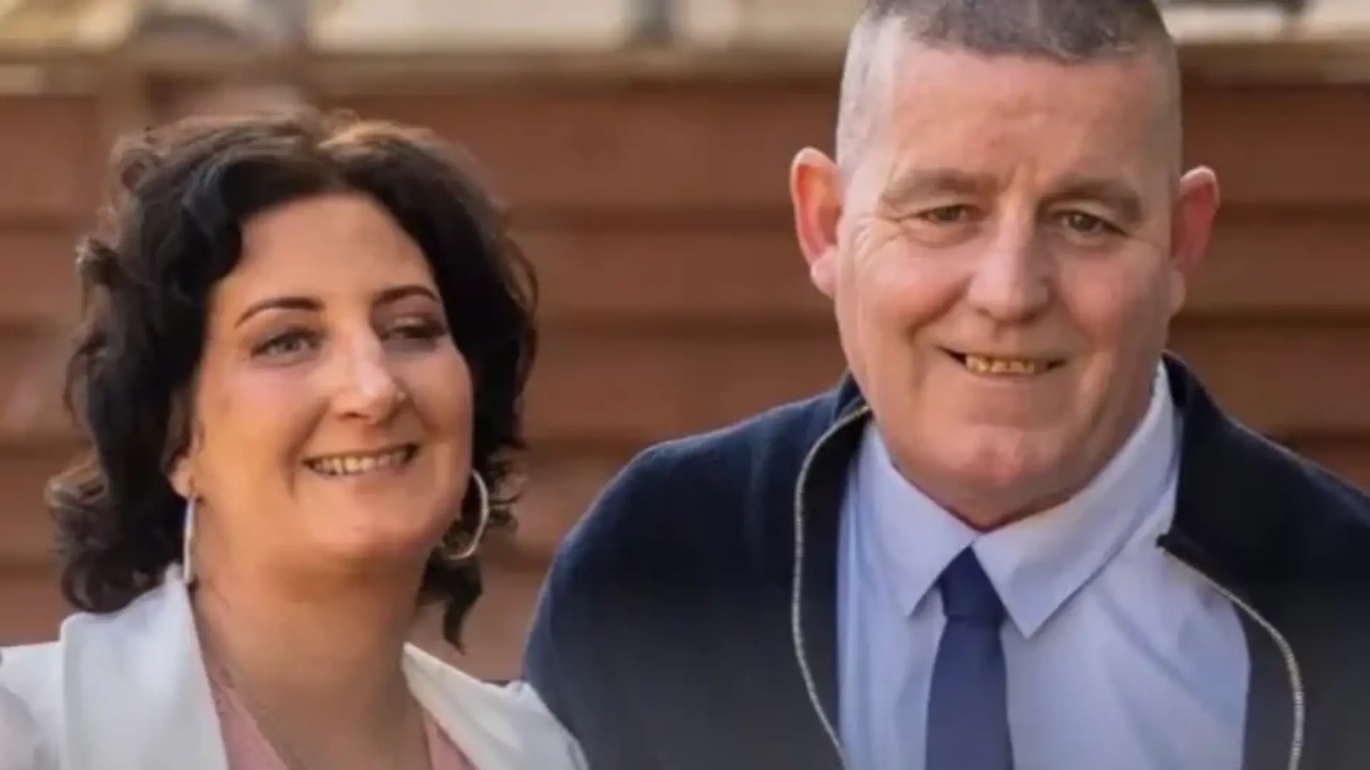 Philip und Kim English sterben bei dem mutmaßlichen Brandanschlag auf ihr Haus in Irland. Auch zwei ihrer vier Kinder überleben die Flammen nicht.