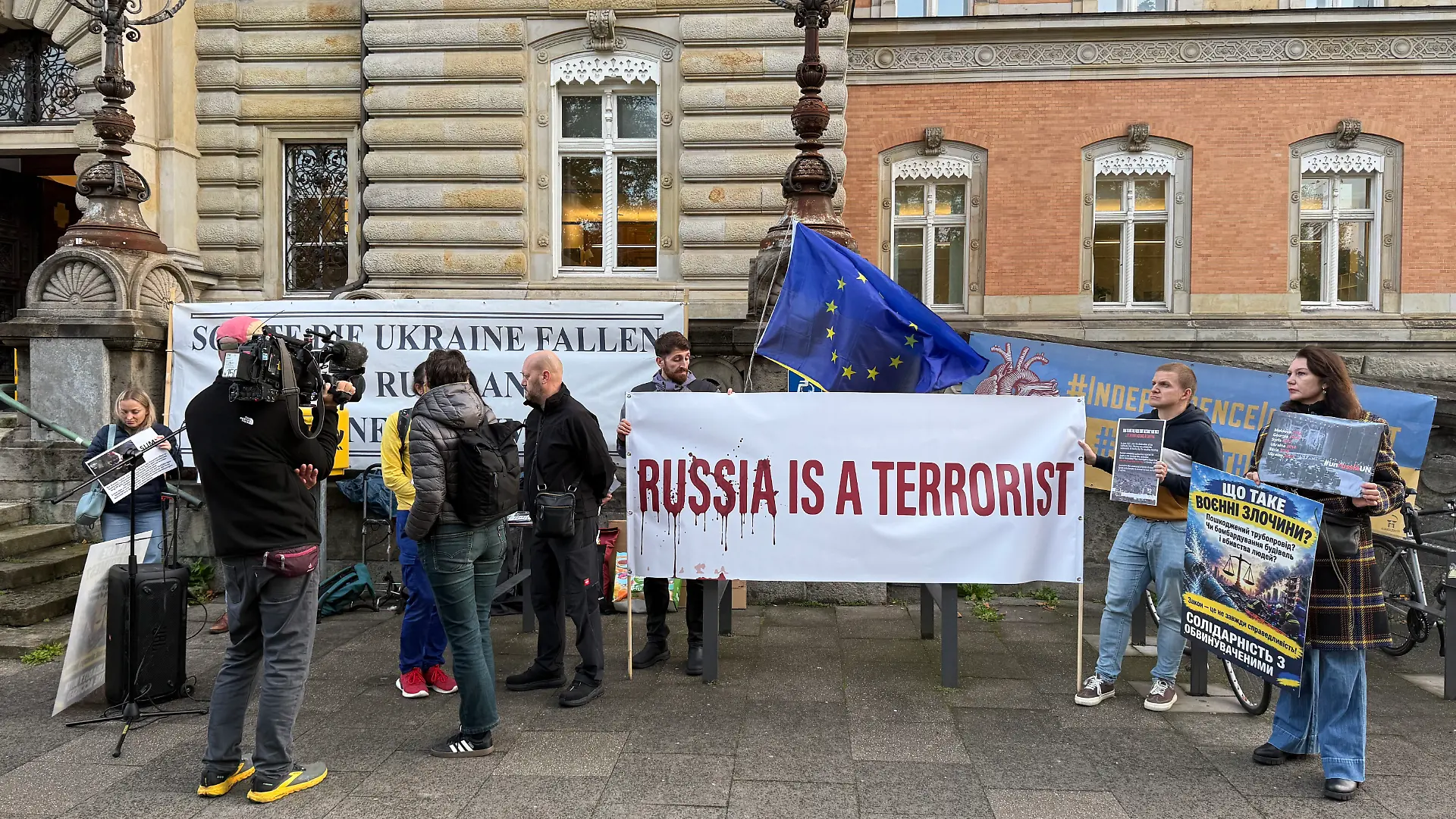 Demonstration vor Gericht