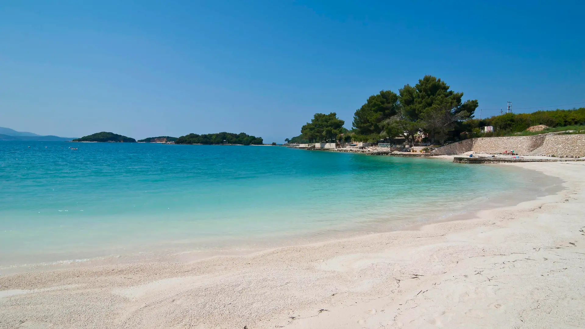 White sand beach and turquoise water at Ksamil, Albania, Europe Keine Weitergabe an Drittverwerter.