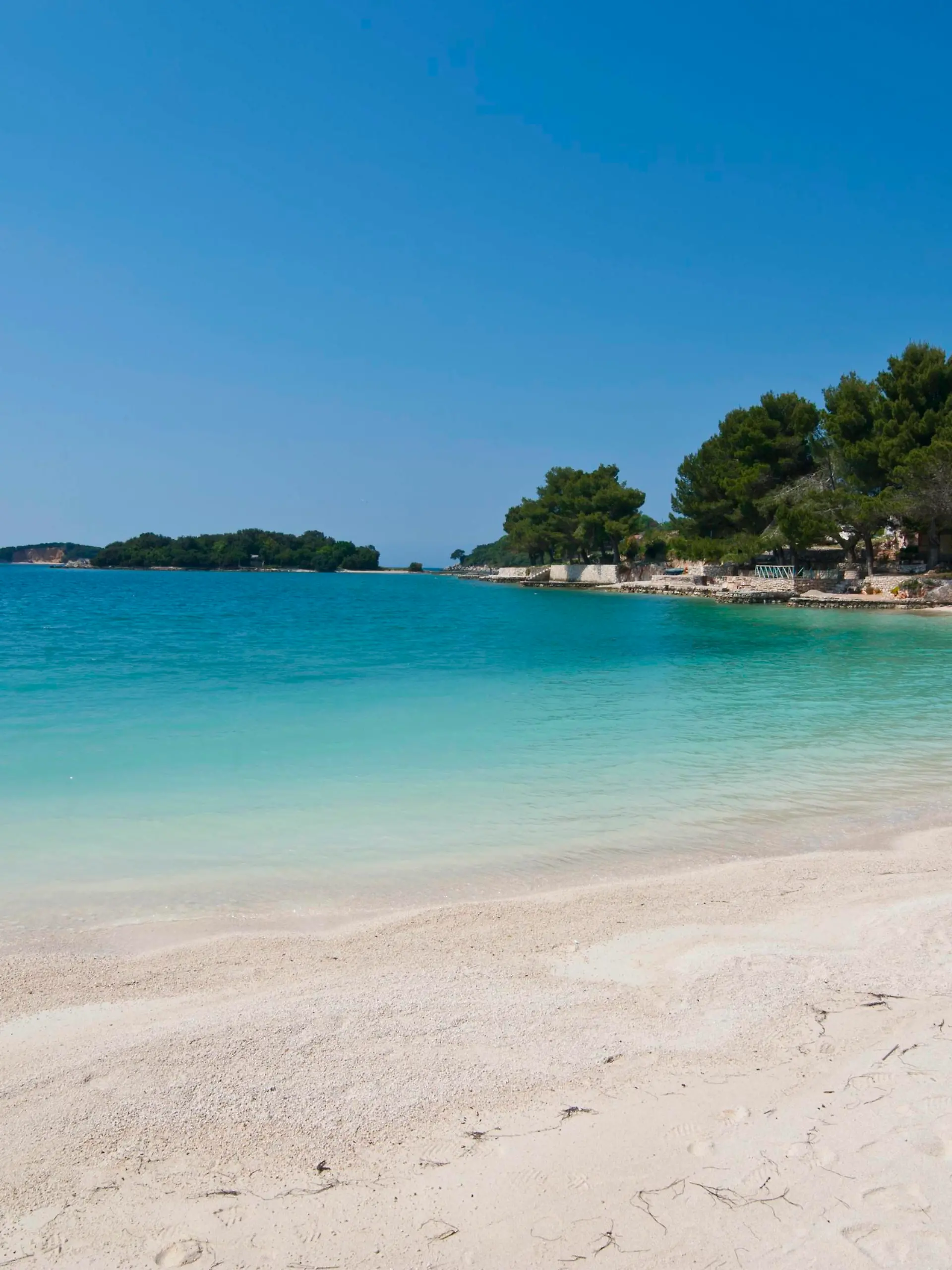 White sand beach and turquoise water at Ksamil, Albania, Europe Keine Weitergabe an Drittverwerter.