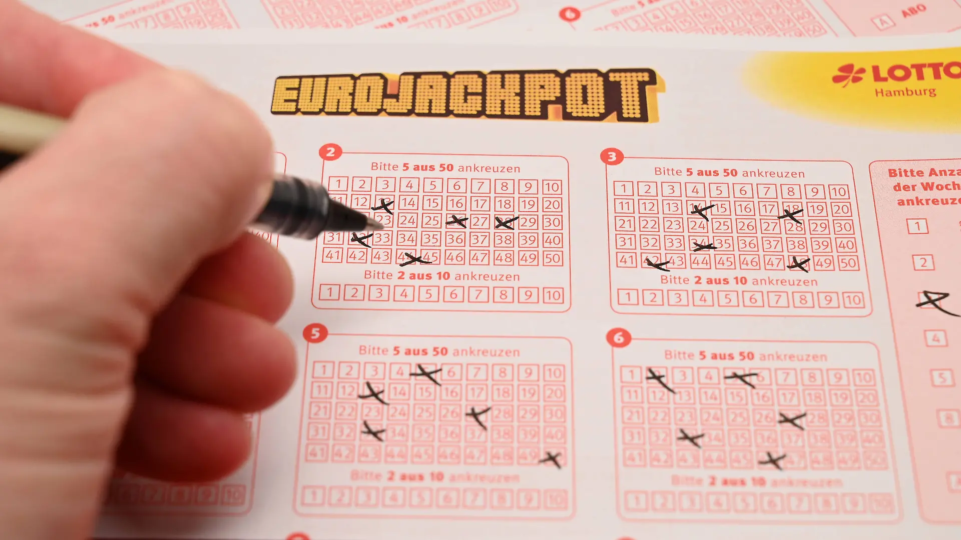 Stock- und Symbolbilder I 16.01.2022 Ausgefüllter Eurojackpot-Schein, Eurojackpot Schein, Eurojackpot. Es wurden verschiedene Kreuze gesetzt. Alle Felder ausgefüllt. Millionär werden. Warten auf den kleinen Gewinn, Warten auf den großen Gewinn. Hamburg Neugraben Hamburg Deutschland *** Stock and symbol images I 16 01 2022 Filled Eurojackpot ticket, Eurojackpot ticket, Eurojackpot Various crosses were placed All fields filled in Become a millionaire Waiting for the small win, Waiting for the big win Hamburg Neugraben Hamburg Germany Copyright: xLobeca/FelixxSchlikisx