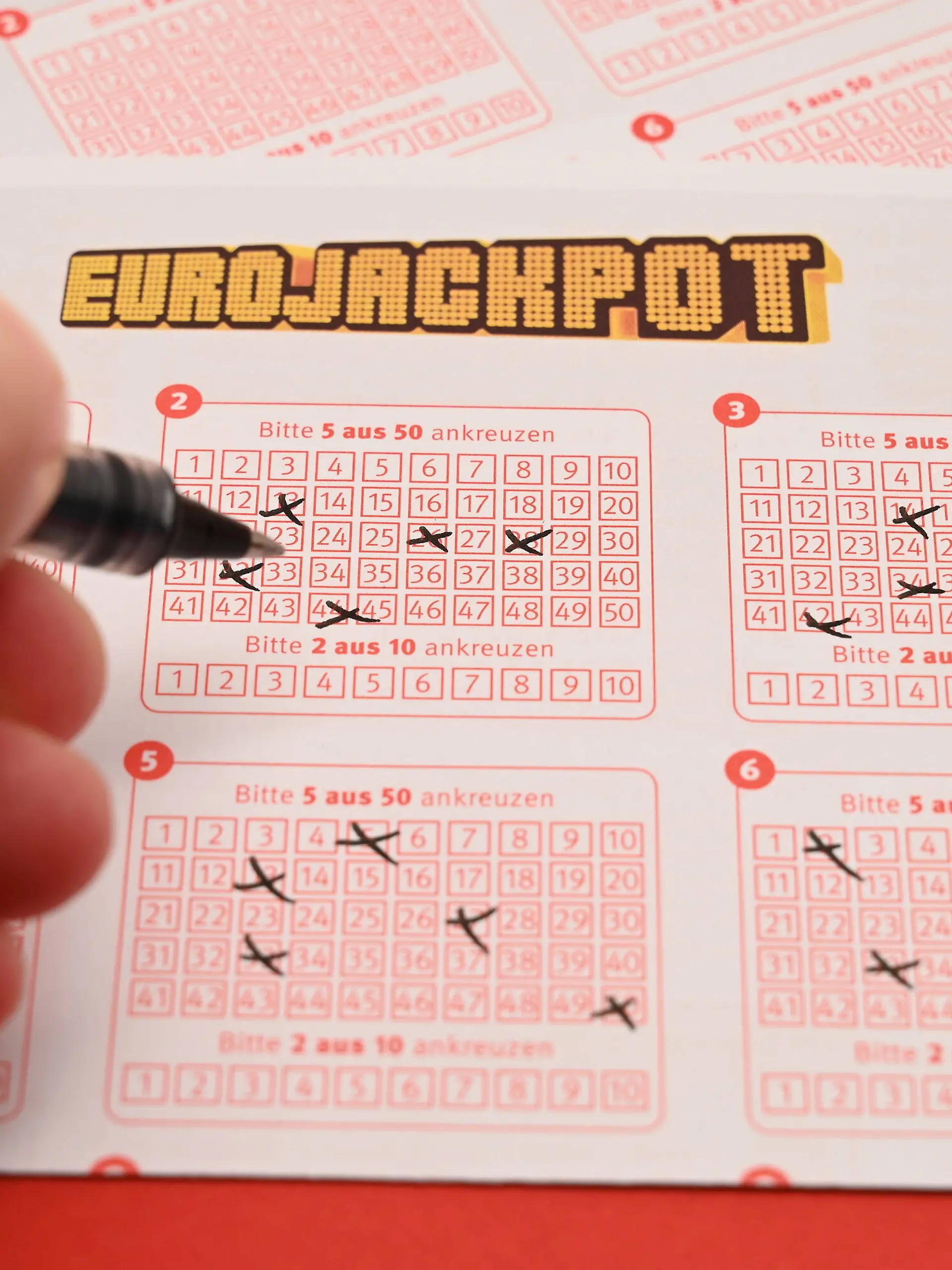 Stock- und Symbolbilder I 16.01.2022 Ausgefüllter Eurojackpot-Schein, Eurojackpot Schein, Eurojackpot. Es wurden verschiedene Kreuze gesetzt. Alle Felder ausgefüllt. Millionär werden. Warten auf den kleinen Gewinn, Warten auf den großen Gewinn. Hamburg Neugraben Hamburg Deutschland *** Stock and symbol images I 16 01 2022 Filled Eurojackpot ticket, Eurojackpot ticket, Eurojackpot Various crosses were placed All fields filled in Become a millionaire Waiting for the small win, Waiting for the big win Hamburg Neugraben Hamburg Germany Copyright: xLobeca/FelixxSchlikisx