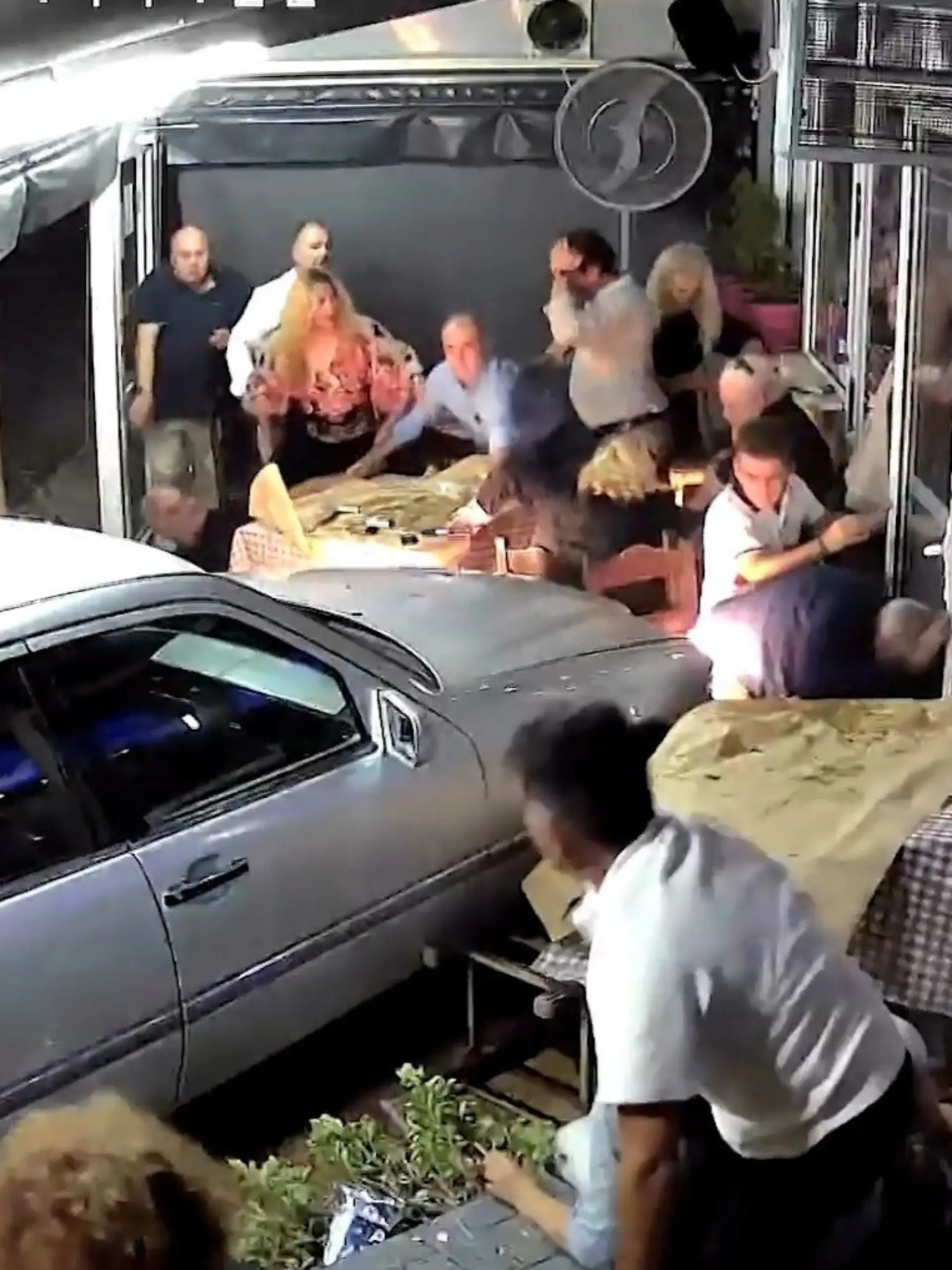 Bild zu: "Auto rast in Taverne – Gäste verfolgen Fahrer mit Stühlen!"