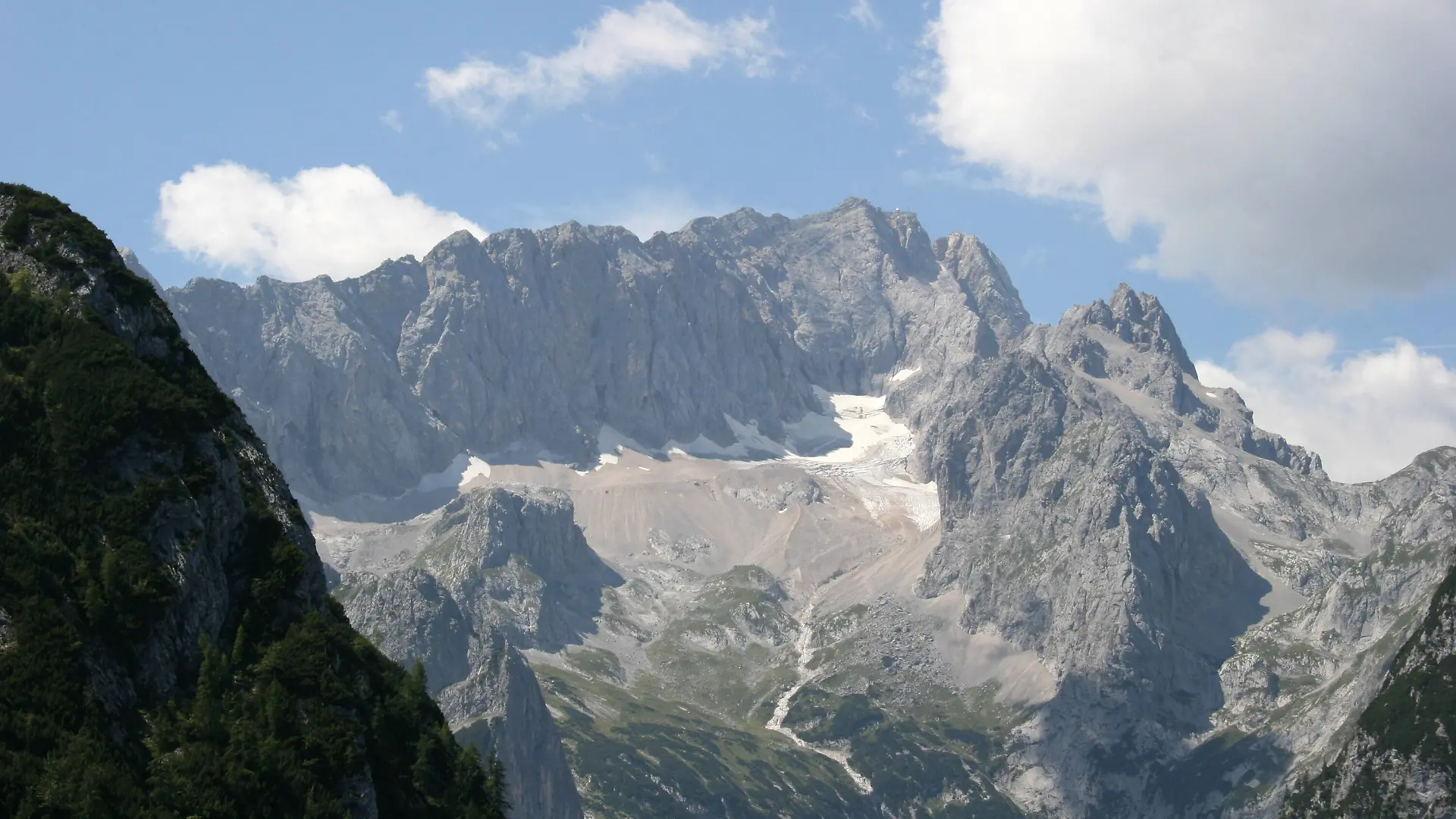 Am Höllentalferner unterhalb der Zugspitze machen Bergretter bei einer Aufräumaktion einen rätselhaften Knochenfund. Jetzt untersucht die Polizei die Überreste.