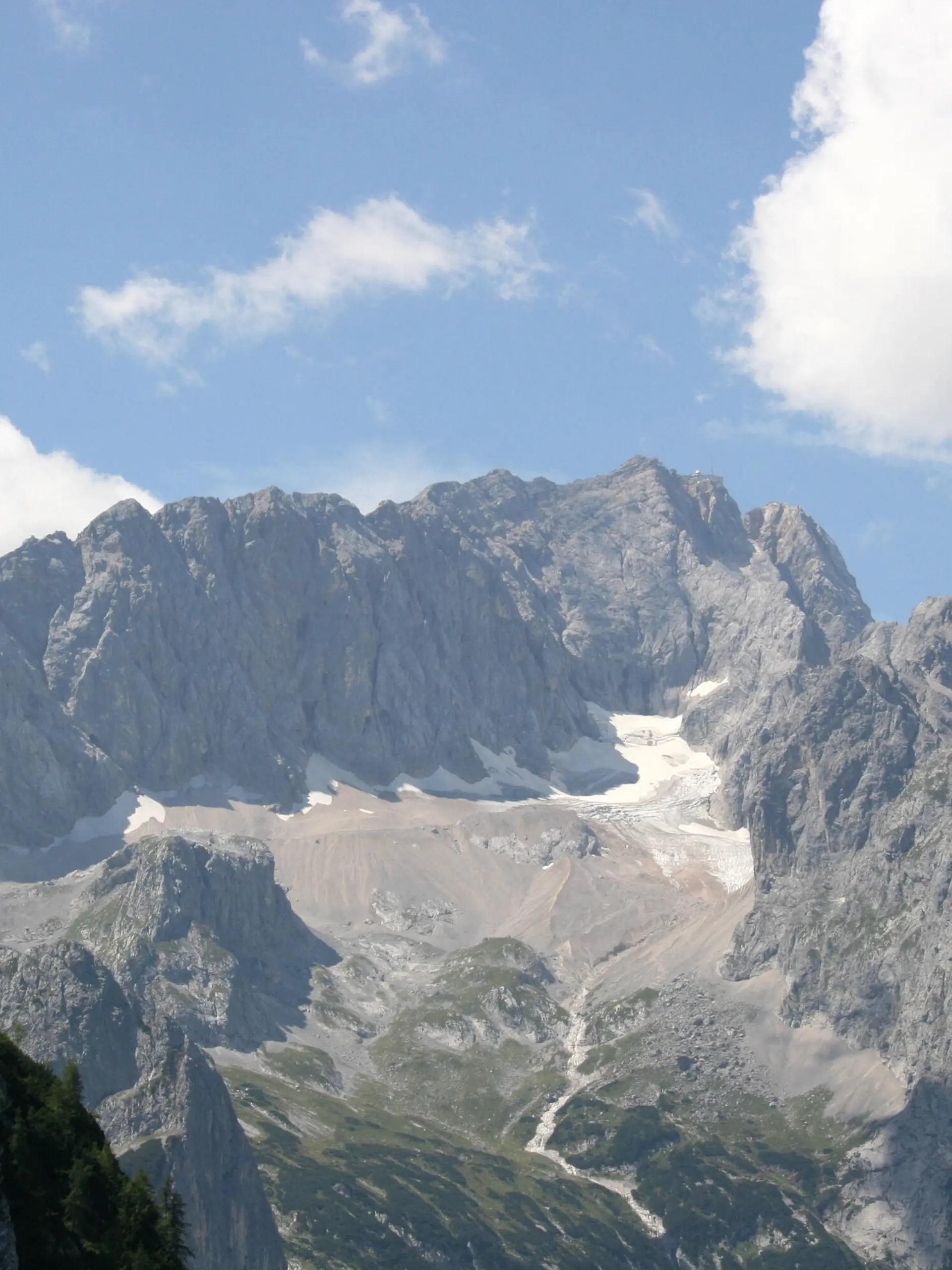 Am Höllentalferner unterhalb der Zugspitze machen Bergretter bei einer Aufräumaktion einen rätselhaften Knochenfund. Jetzt untersucht die Polizei die Überreste.