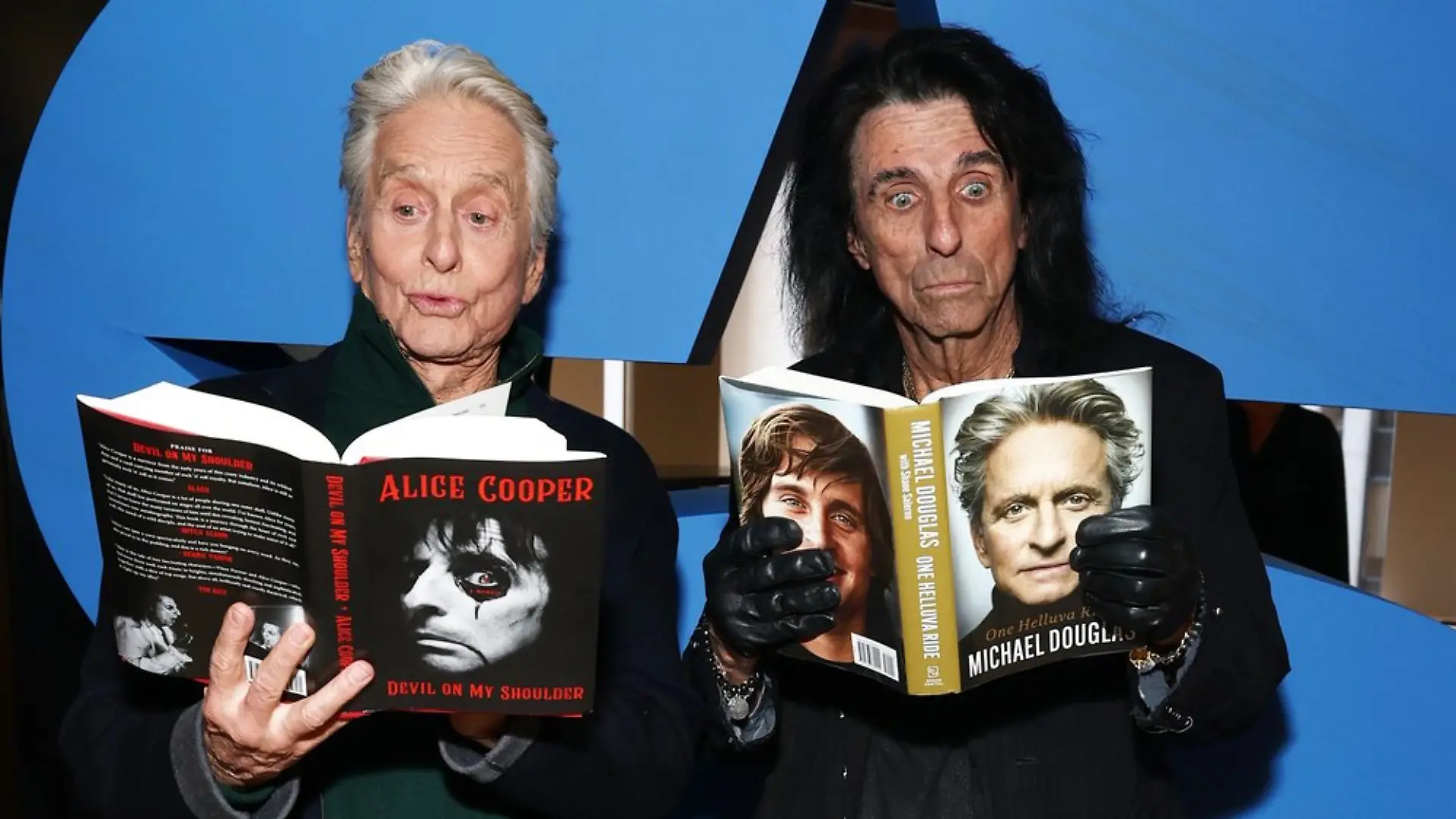 Michael Douglas und Alice Cooper staunen über die Memoiren des anderen.