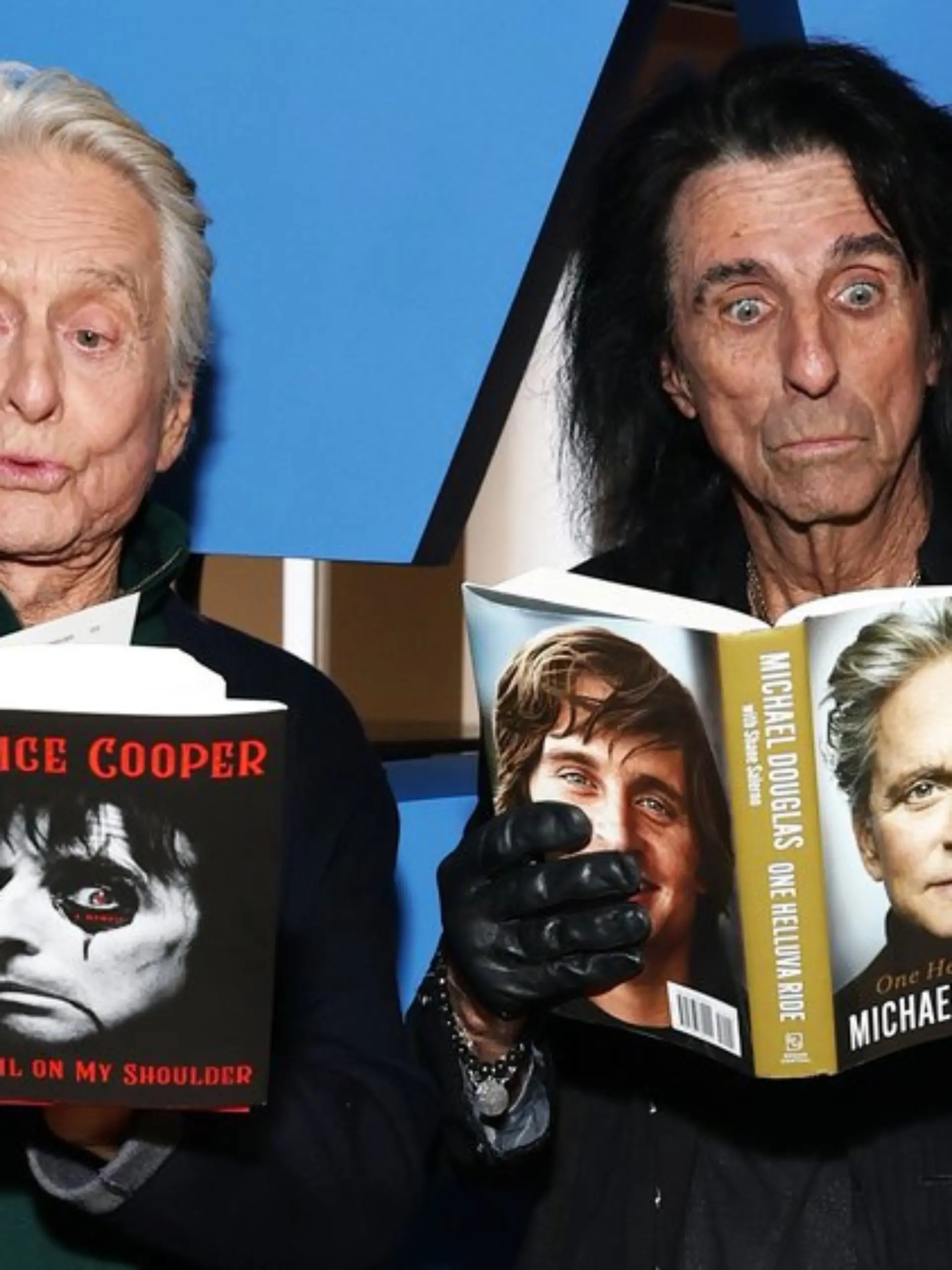 Michael Douglas und Alice Cooper staunen über die Memoiren des anderen.