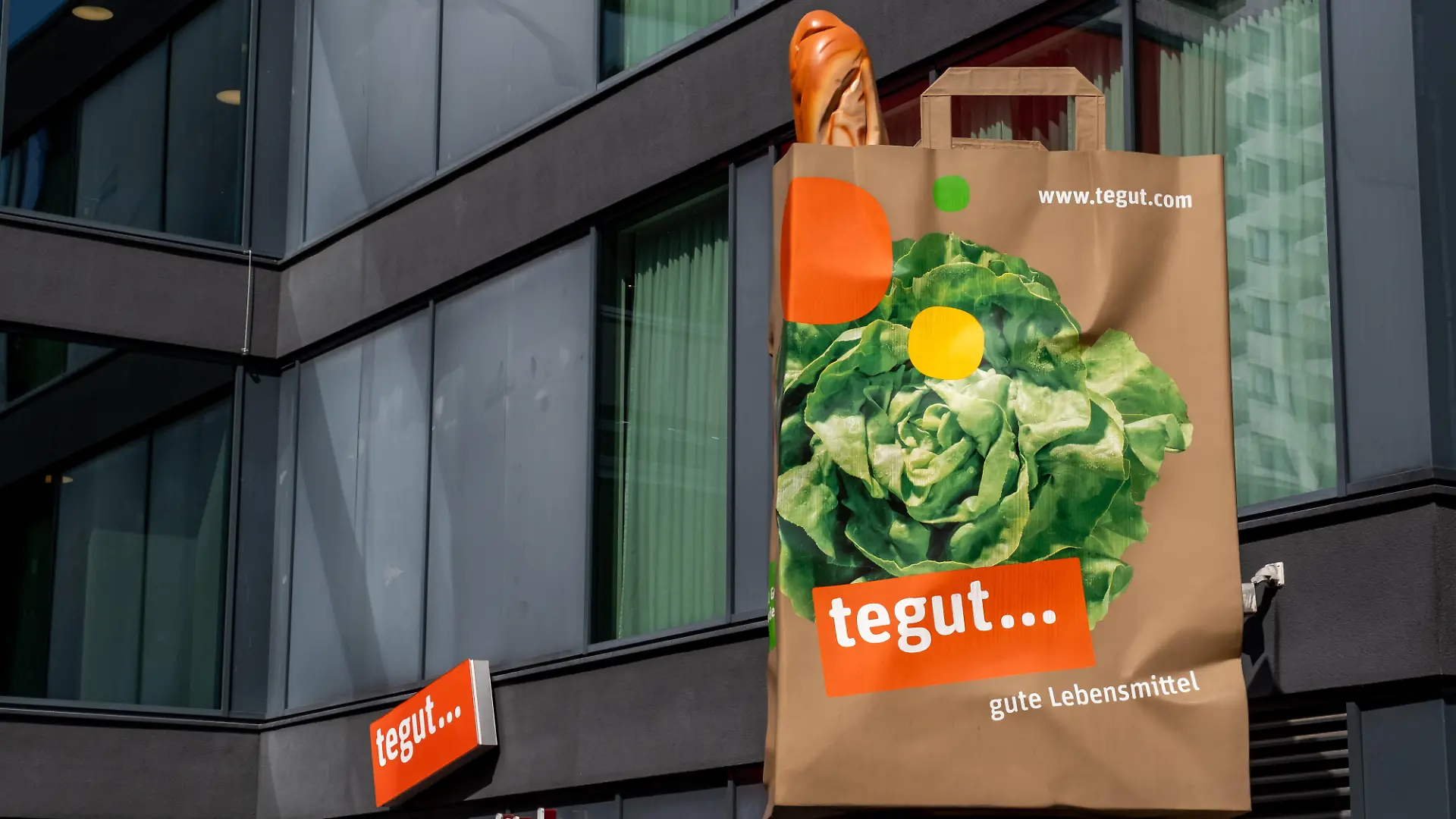 28.08.26, Frankfurt: Symbolfoto, Illustrationsbild, Symbolbild, Illustrationsfoto, Alltagsszene Tegut-Supermarkt in Frankfurt am Main. Der Schweizer Eigentümer Migros Zürich verkauft die deutsche Lebensmittelkette tegut. Rund 200 tegut-Märkte sollen von Edeka und bis zu 40 weitere Standorte von der Rewe Group übernommen werden. Die geplanten Übernahmen stehen teilweise noch unter kartellrechtlicher Prüfung.