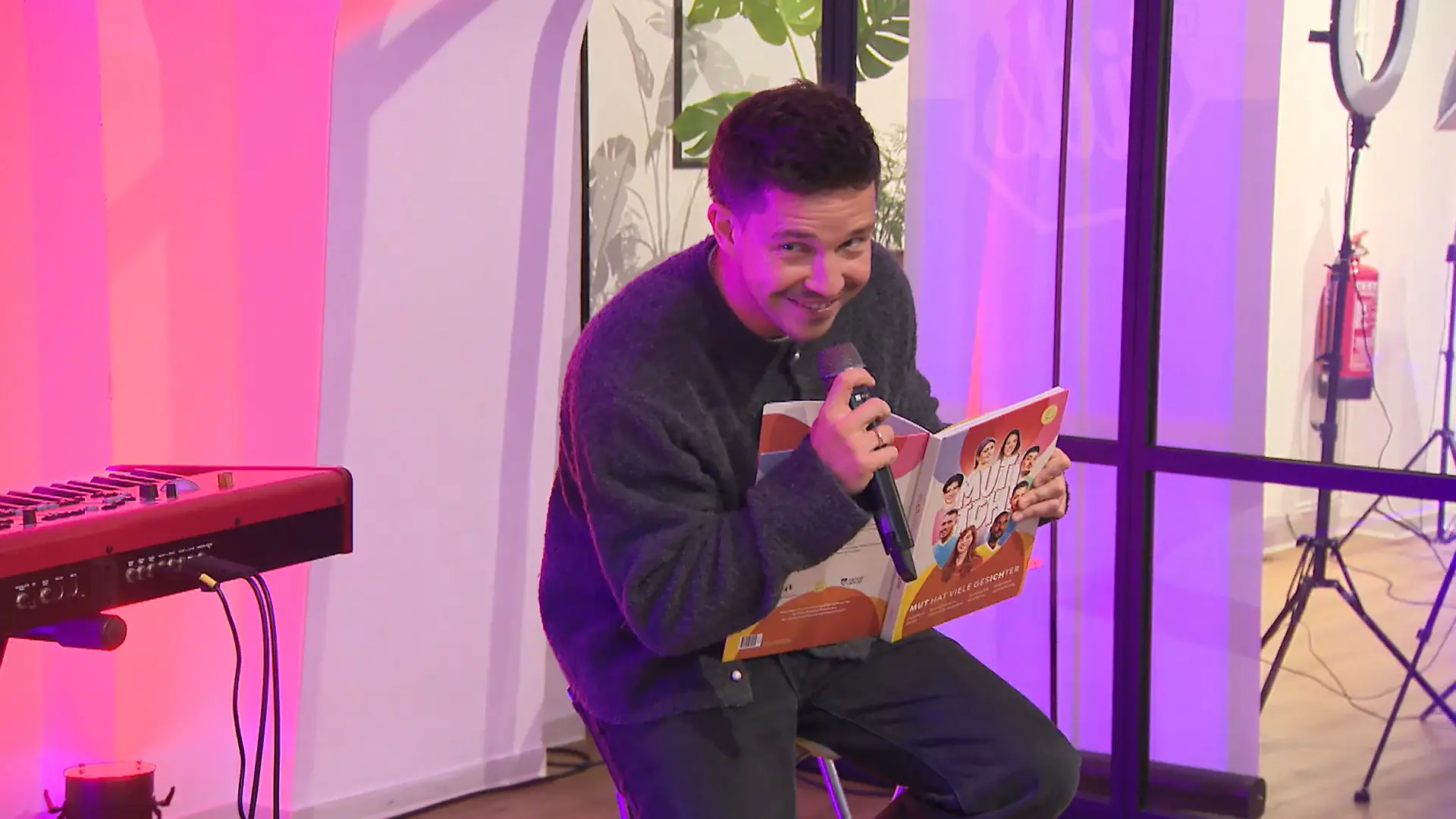 Nico Santos schenkt eine Extraportion Mut Besuch im RTL-Kinderhaus „Arche“