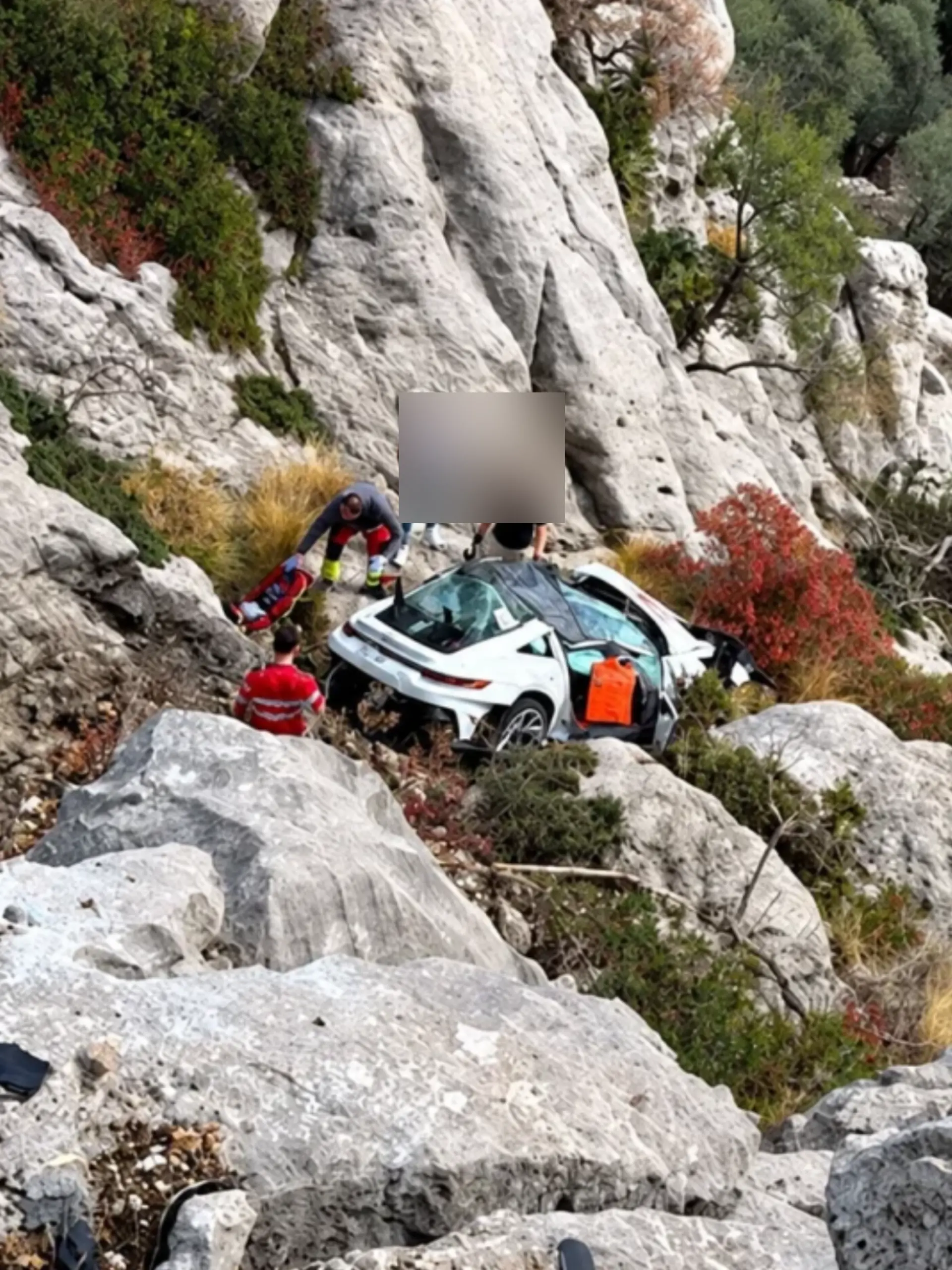 Nach dem tödlichen Unfall von L’Osteria-Gründer Klaus Rader auf Mallorca sollen Touristen Trümmerteile seines zerstörten Porsche als Souvenir mitgenommen haben. Die Unglücksstelle ist offenbar weiterhin frei zugänglich.
