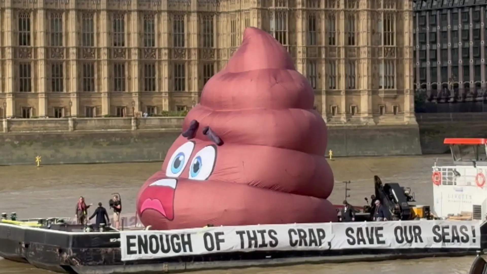 Kacke am Dampfen? Plötzlich schwimmt riesiger Haufen auf der Themse Direkt vor Londoner Parlament